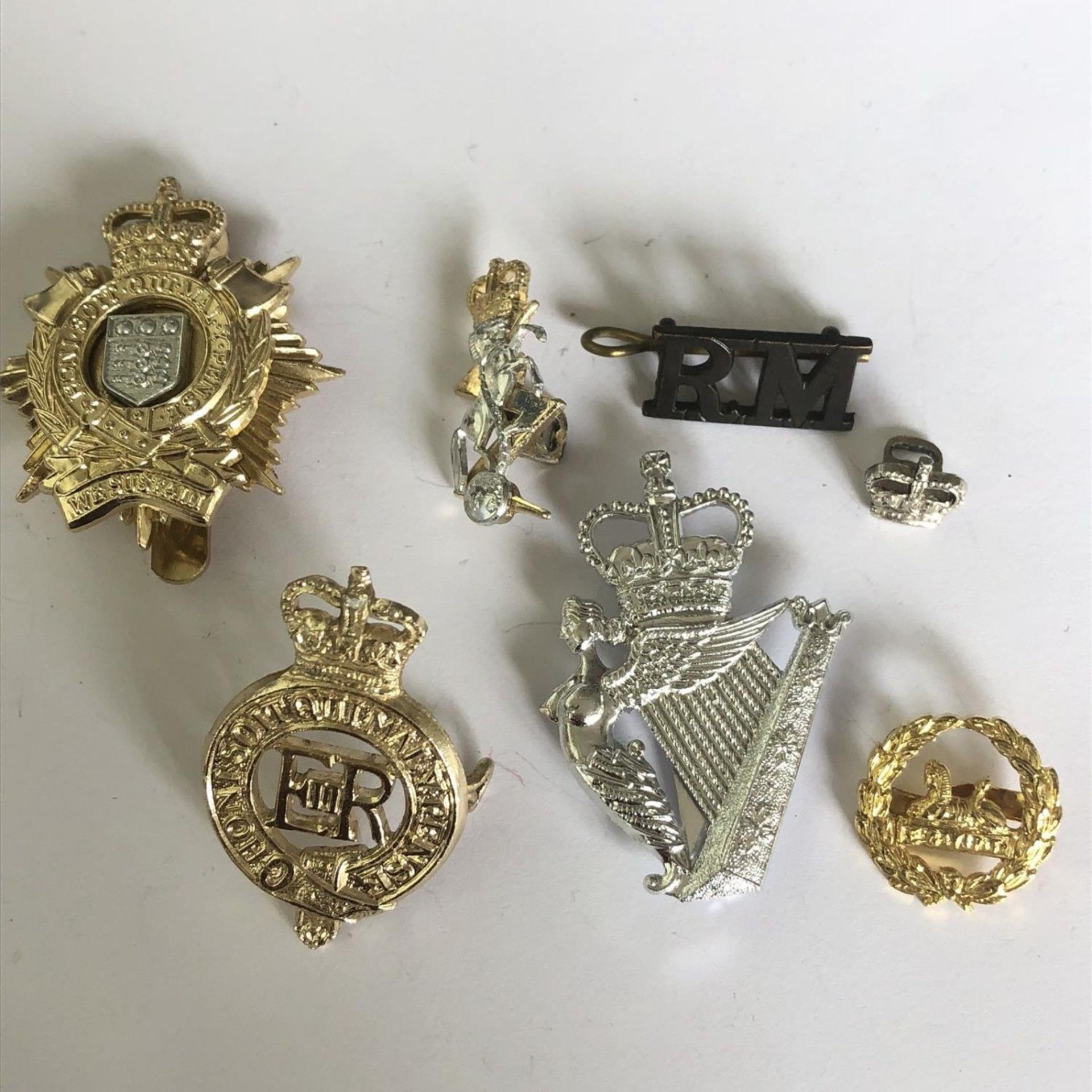 Group of 7 British military cap badges