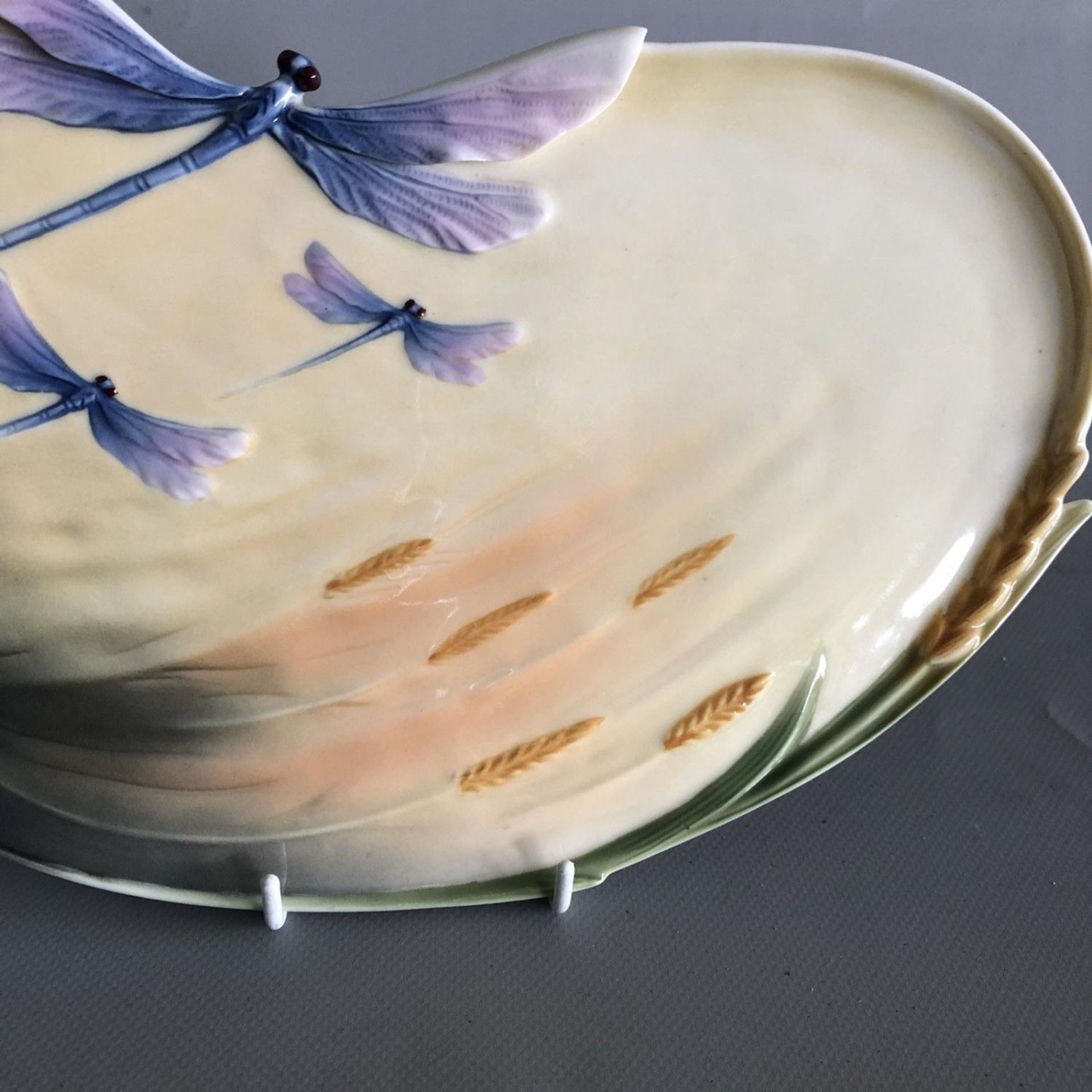 Signed Jen Woo Franz Dragonfly & Corn Wheat Decoration Porcelain Sandwich Plate - Image 3 of 5