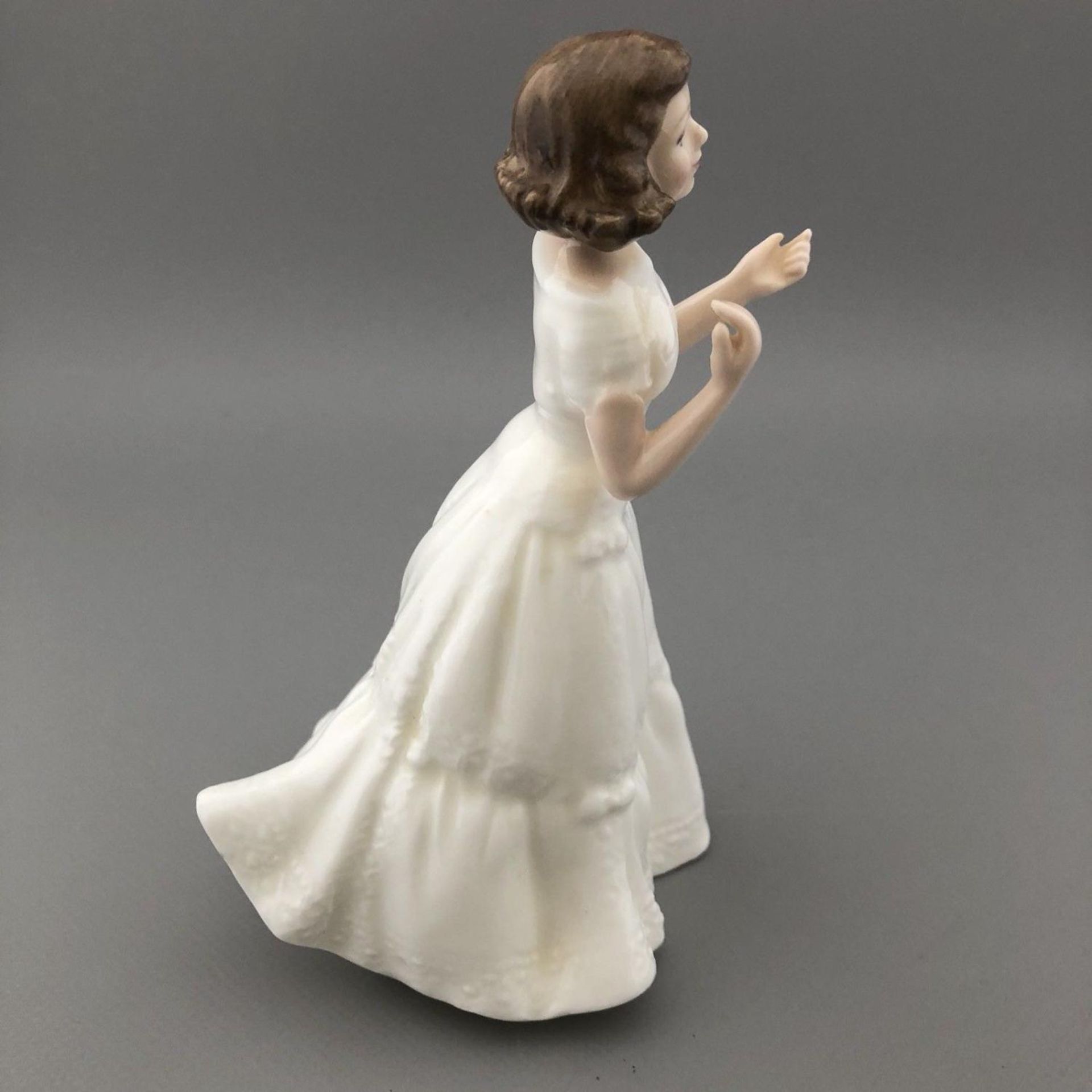 Royal Doulton Figurine "Welcome" Collectors Club HN3764 - Nada M Pedley 1995 - Image 3 of 6