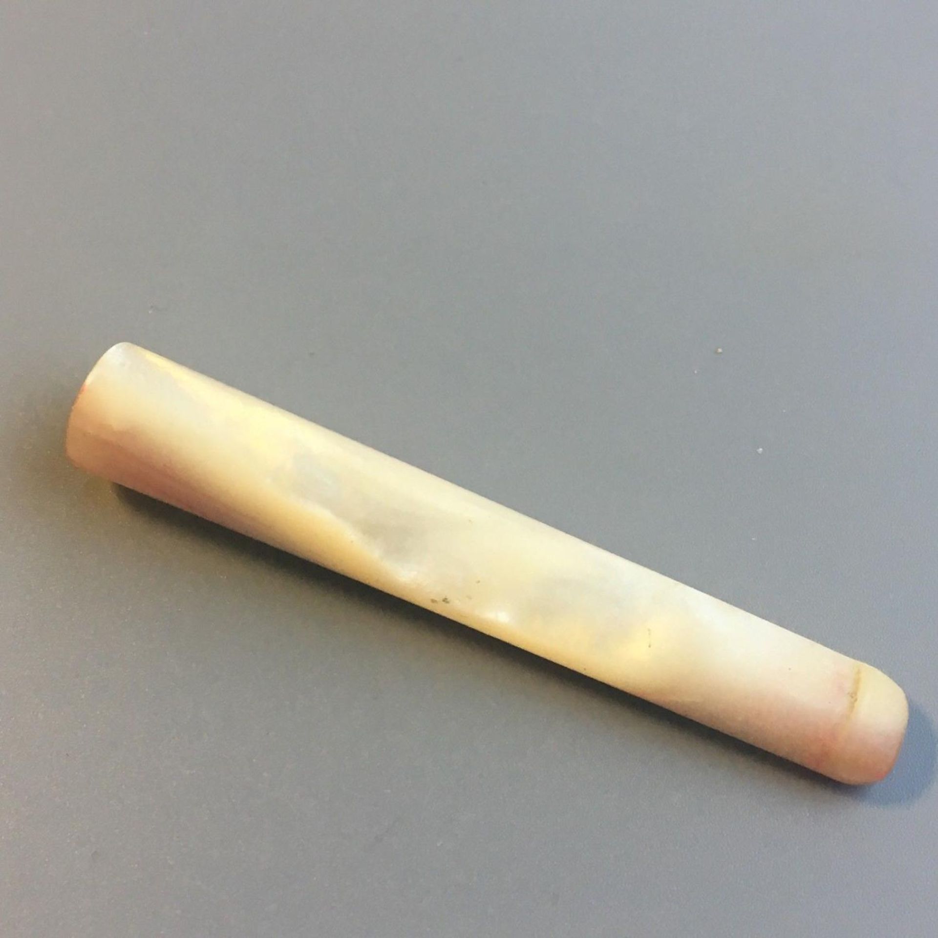 Antique mother of pearl cigarette holder cheroot - 7cm - pink grain highlights - Image 2 of 2