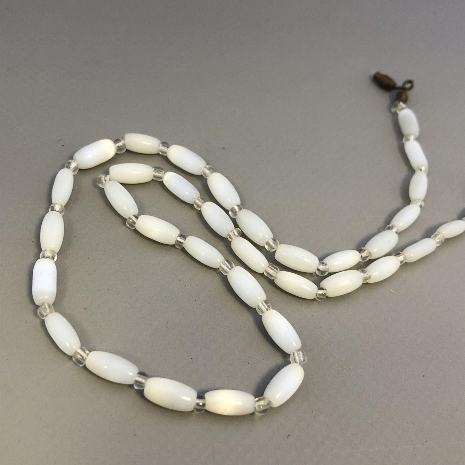 Antique Jewellery - Mother of pearl oblong beads necklace - screw barrel clasp - Image 2 of 3