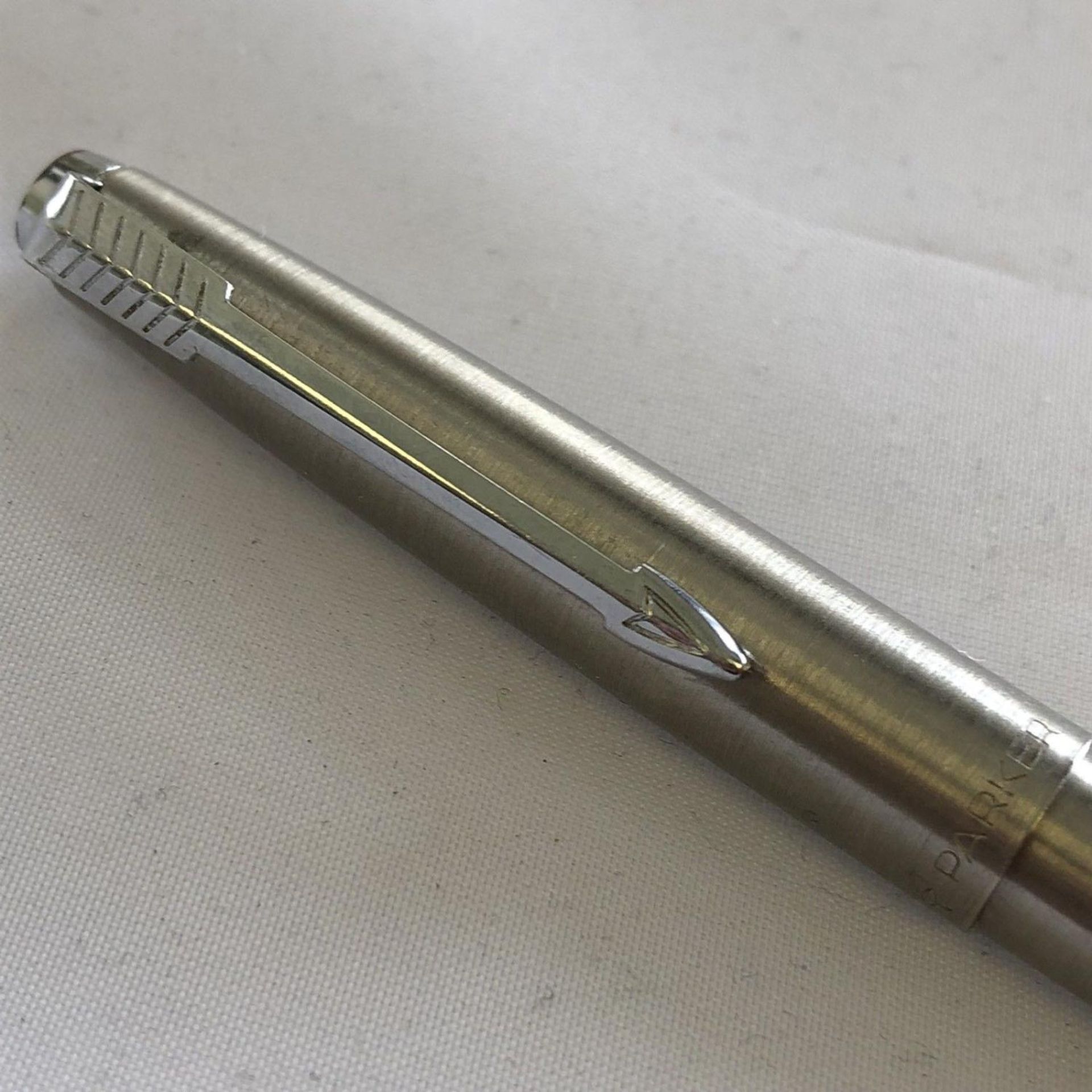 Vintage Parker ball point pen - push button - Good Working Order with ink - Image 2 of 2