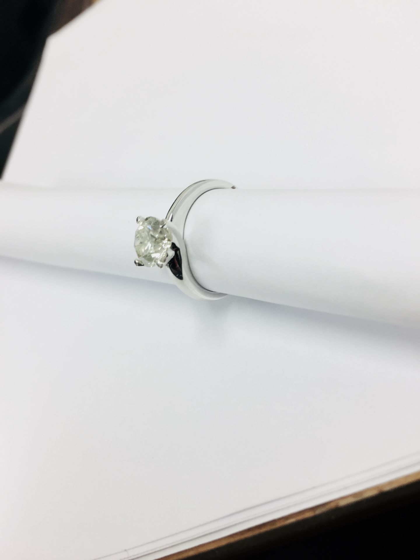 1.02 ct diamond twist solitaire ring set in platinum. 6 claw setting. Enhanced brilliant cut - Image 3 of 4