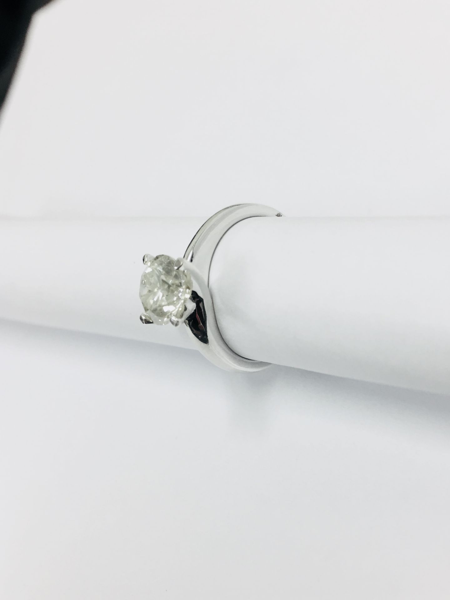 1.02 ct diamond twist solitaire ring set in platinum. 6 claw setting. Enhanced brilliant cut - Image 2 of 4
