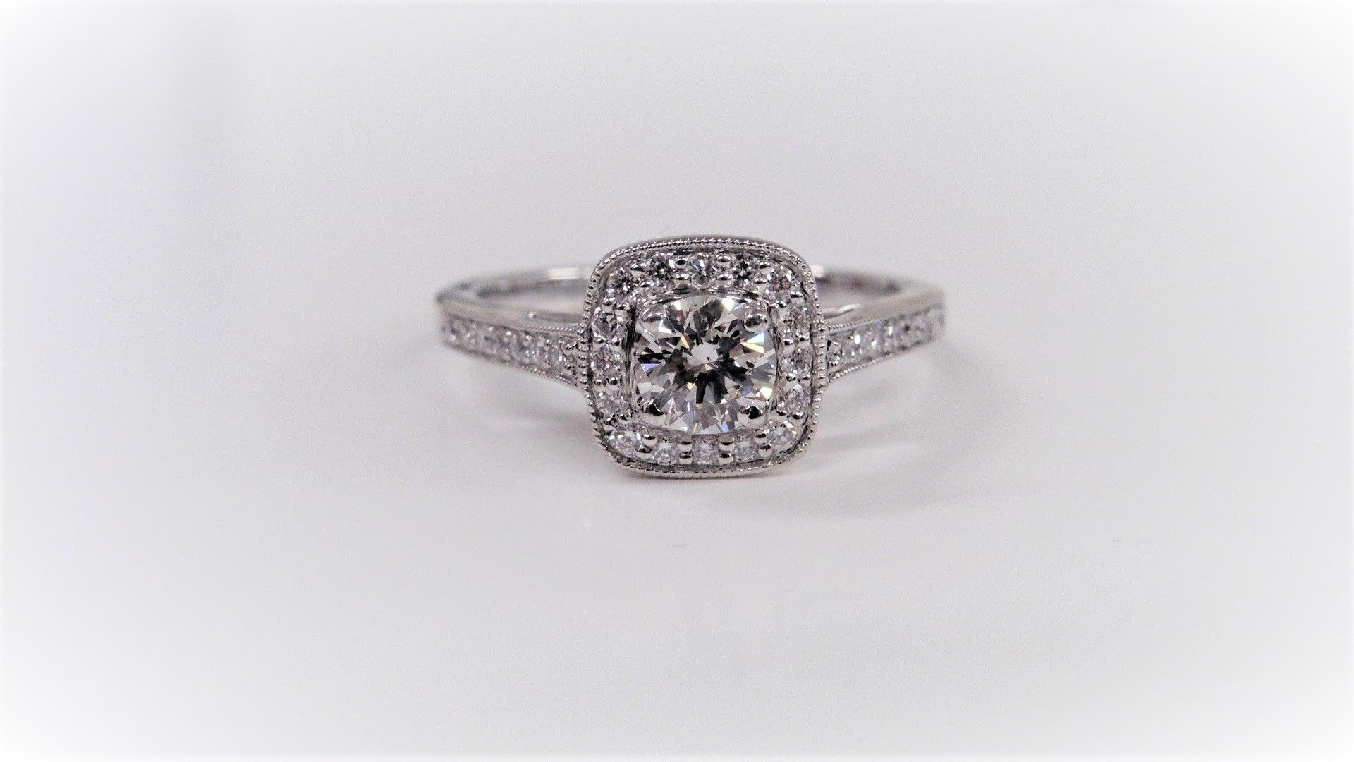 9ct DiaMond Halo solitaire ring,050ct D colour vs clarity brilliant cut diamond,0.18ct h colour is