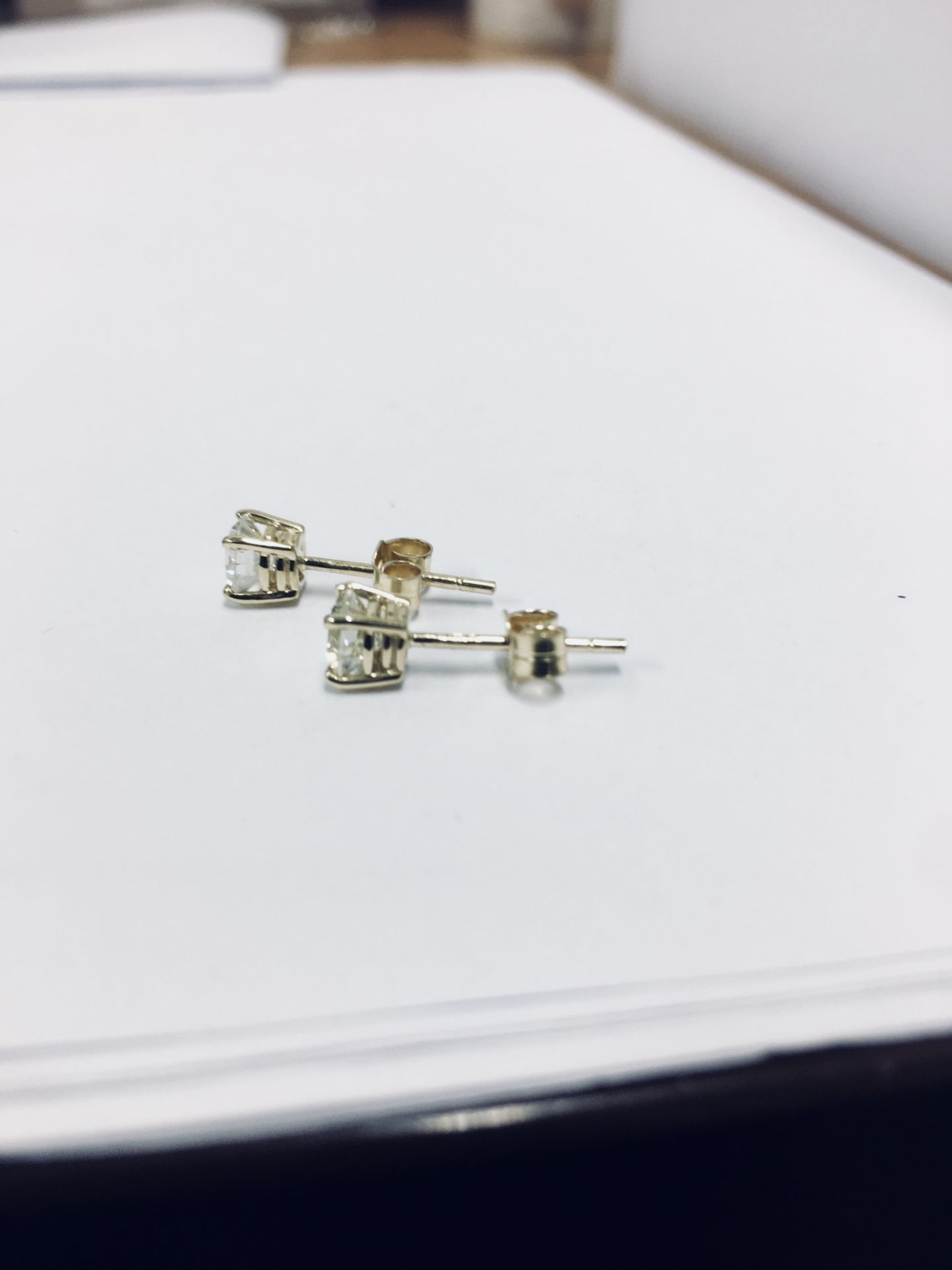 1.00ct diamond solitaire earrings set in 18ct yellow gold. 2 x brilliant cut diamonds, 0.50ct ( - Bild 2 aus 4