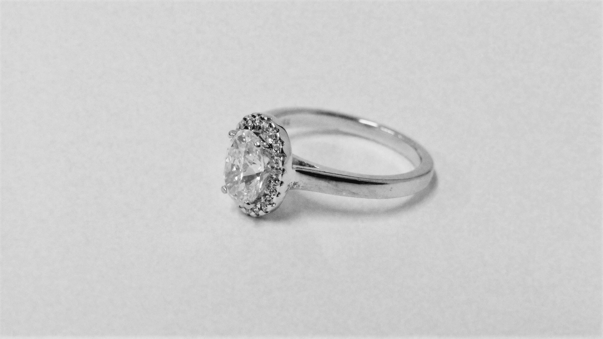 0.95ct diamond set solitaire ring set in platinum. Oval cut diamond, I colour and VS clarity, - Bild 2 aus 4