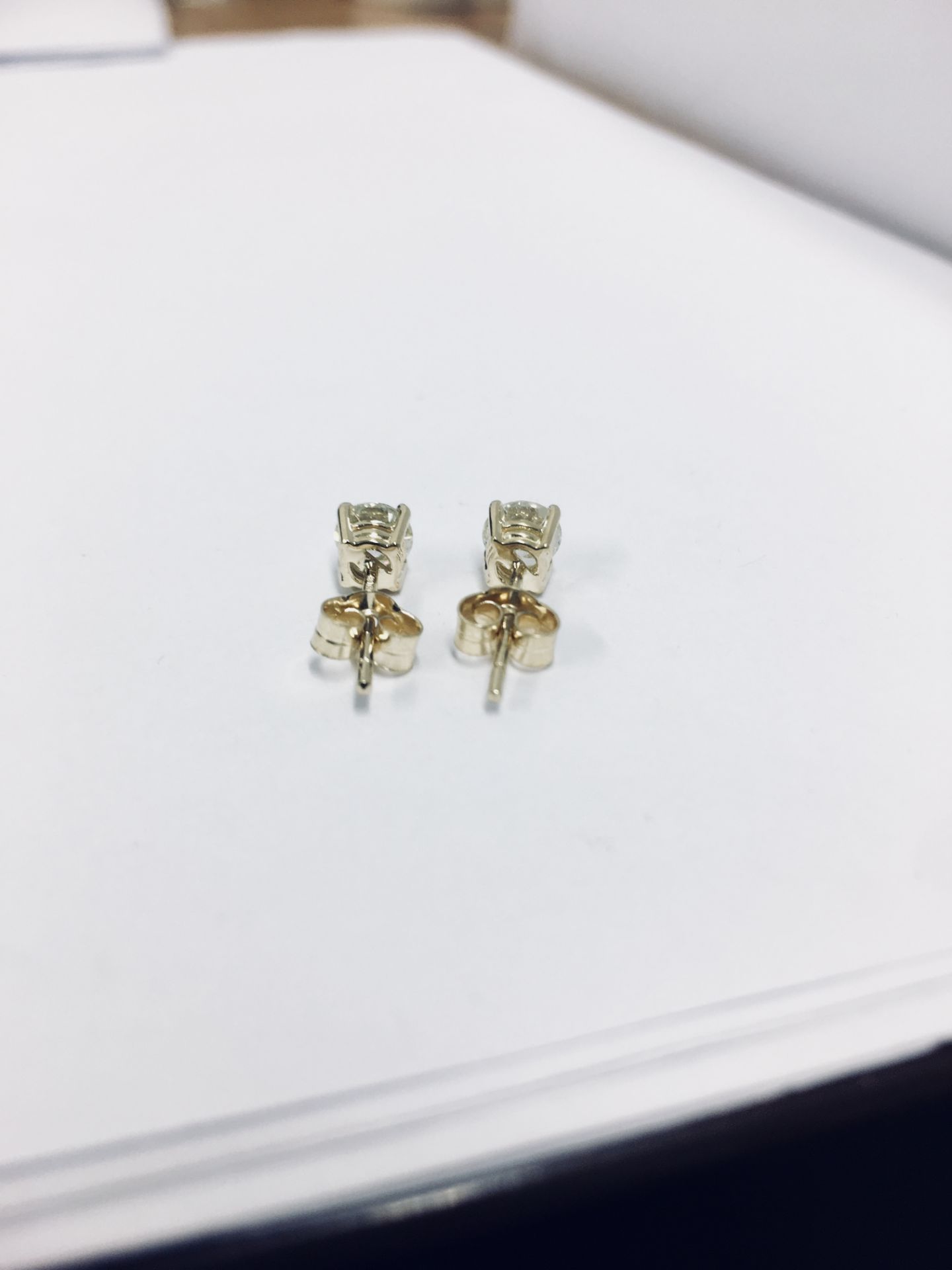 1.00ct diamond solitaire earrings set in 18ct yellow gold. 2 x brilliant cut diamonds, 0.50ct ( - Bild 3 aus 4