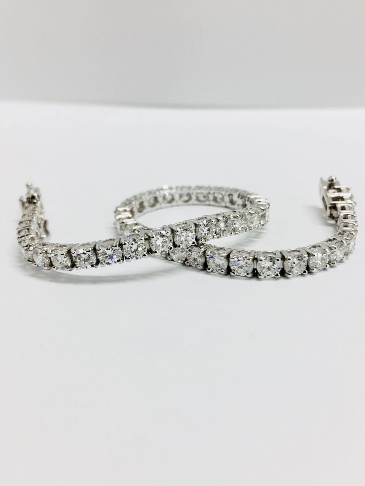 8.00ct Diamond tennis bracelet set with brilliant cut diamonds of H colour, si3 clarity. All set - Image 4 of 5