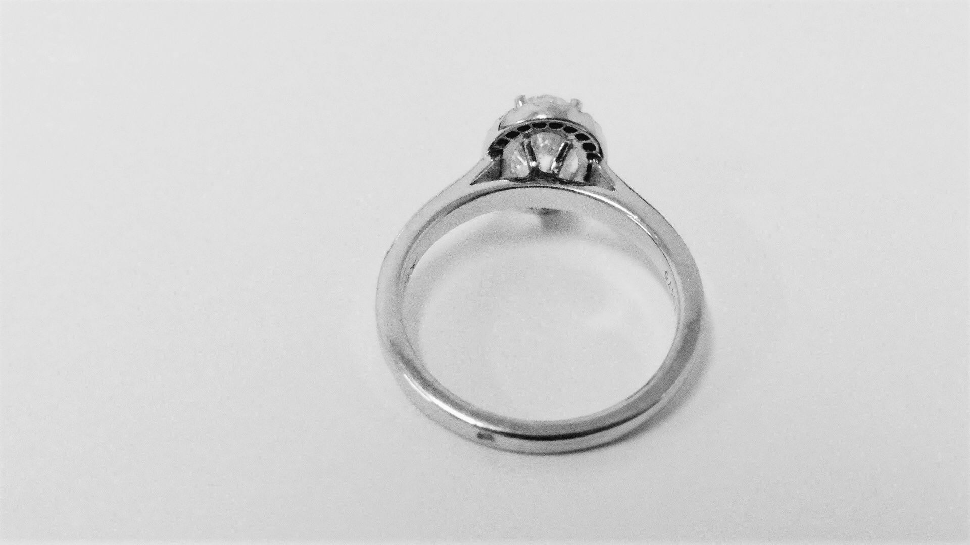 0.95ct diamond set solitaire ring set in platinum. Oval cut diamond, I colour and VS clarity, - Bild 4 aus 4