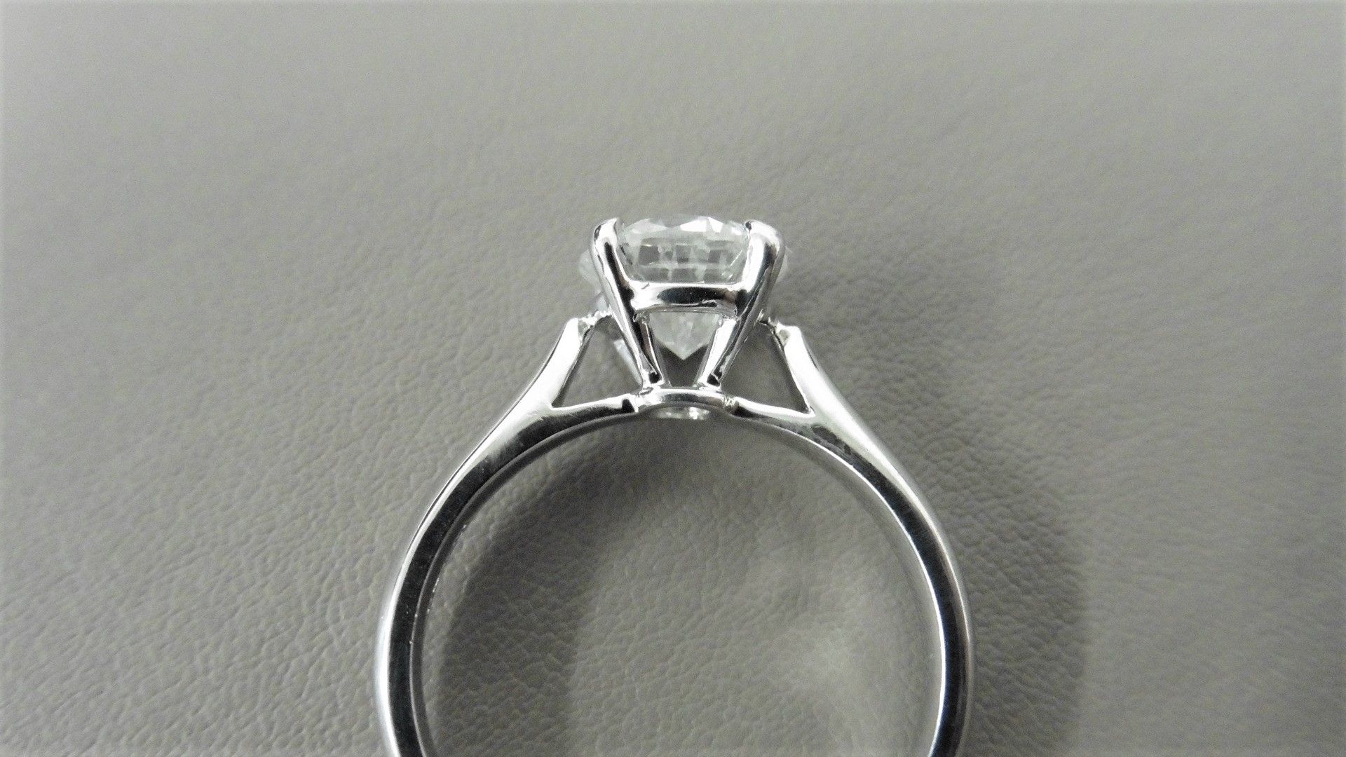 1.25ct diamond solitaire ring with a brilliant cut diamond. I colour and I1 clarity. Set in platinum - Bild 2 aus 3