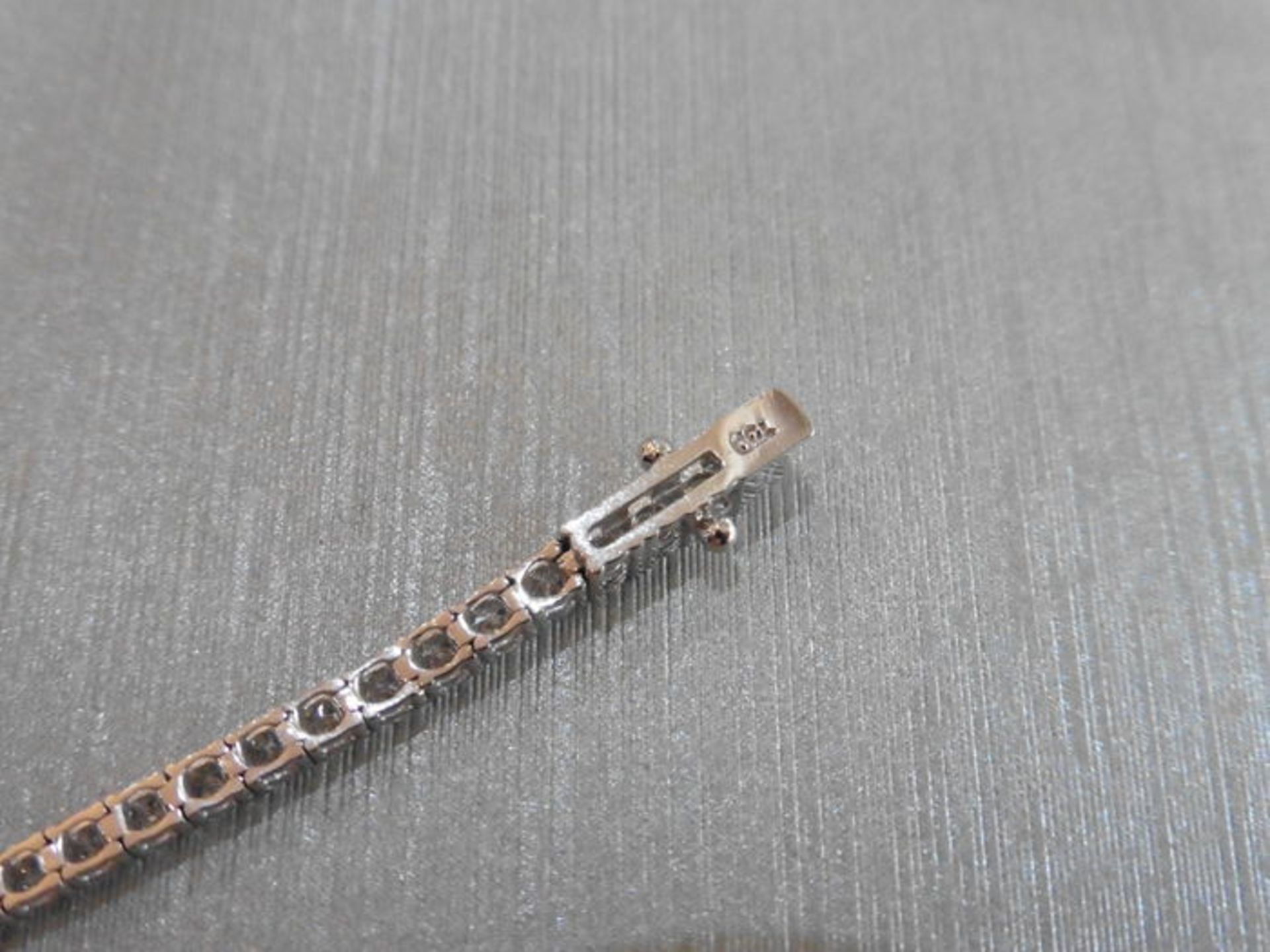 5.00ct Diamond tennis bracelet set with brilliant cut diamonds of H colour, si2 clarity. All set - Bild 2 aus 3