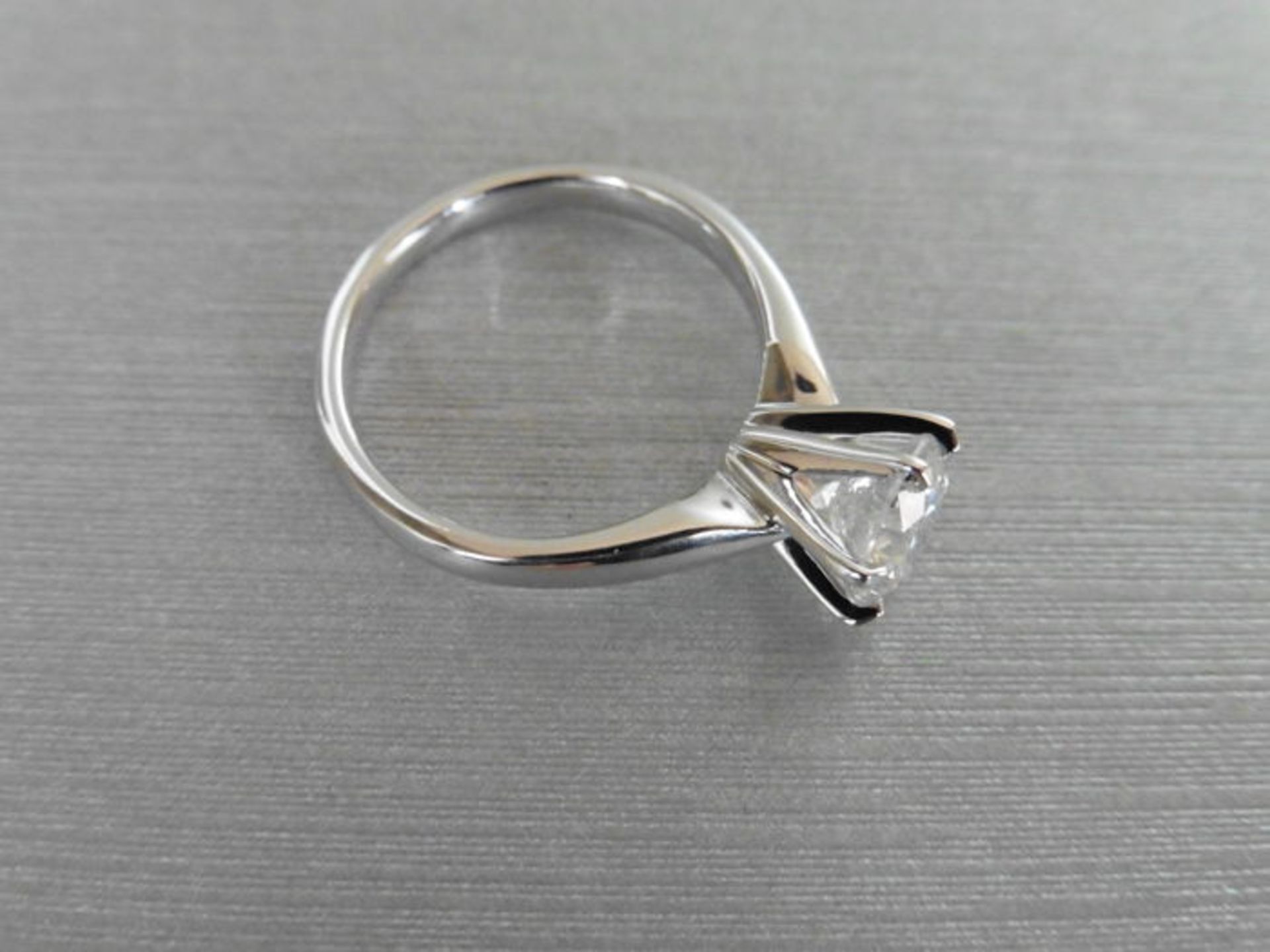 1.01ct diamond solitaire ring set in 18ct white gold. J colour and I1-2 clarity. 6 claw setting, - Bild 3 aus 3