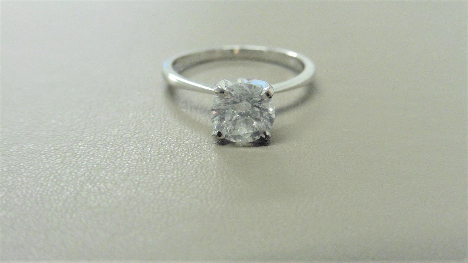 1.33ct diamond solitaire ring with a brilliant cut diamond. F colour and I1 clarity. Set in platinum - Bild 2 aus 4
