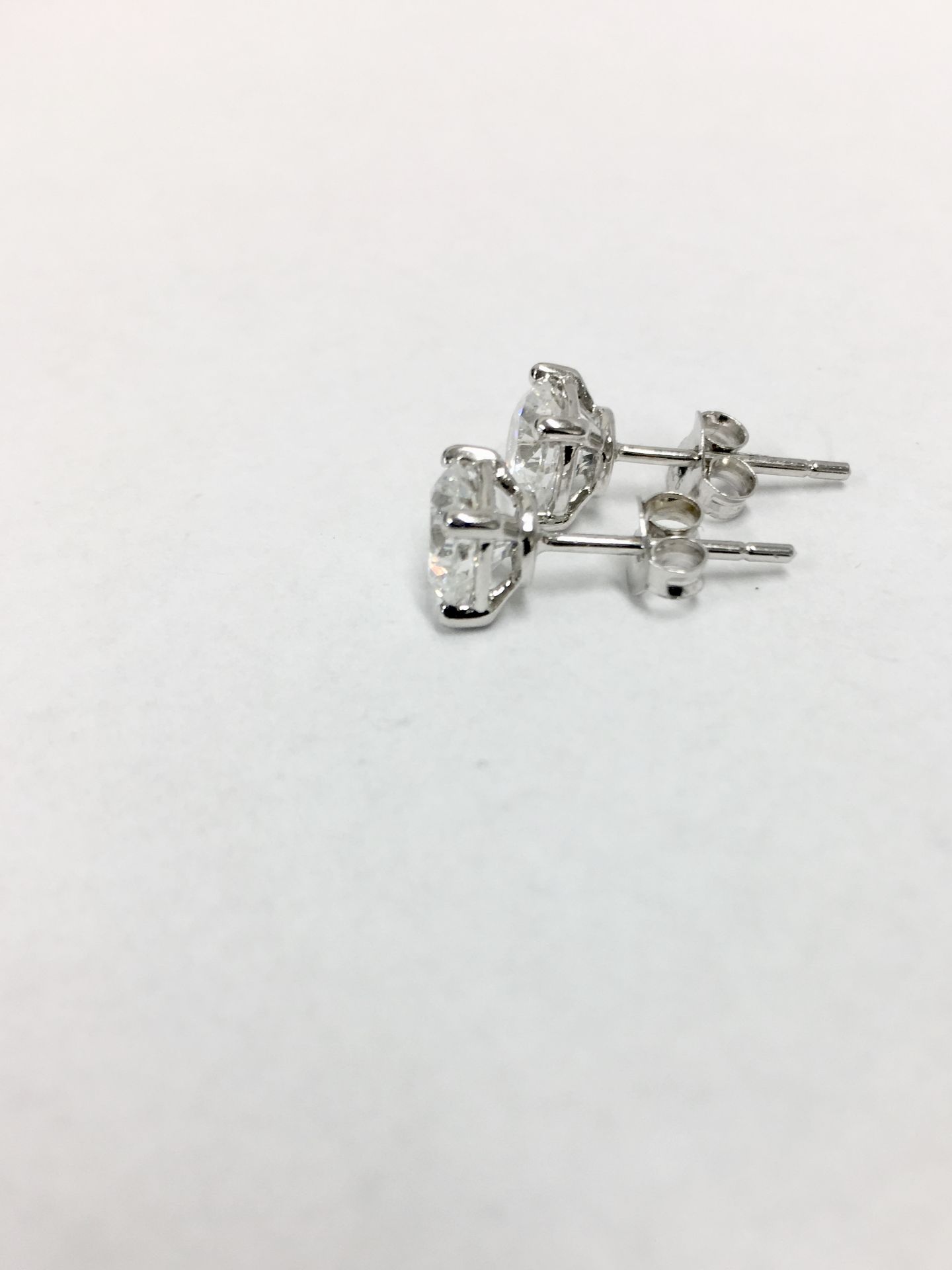 1.20ct diamond solitaire earrings set in 18ct white gold. 2 x brilliant cut diamonds, 0.60ct ( - Bild 2 aus 3