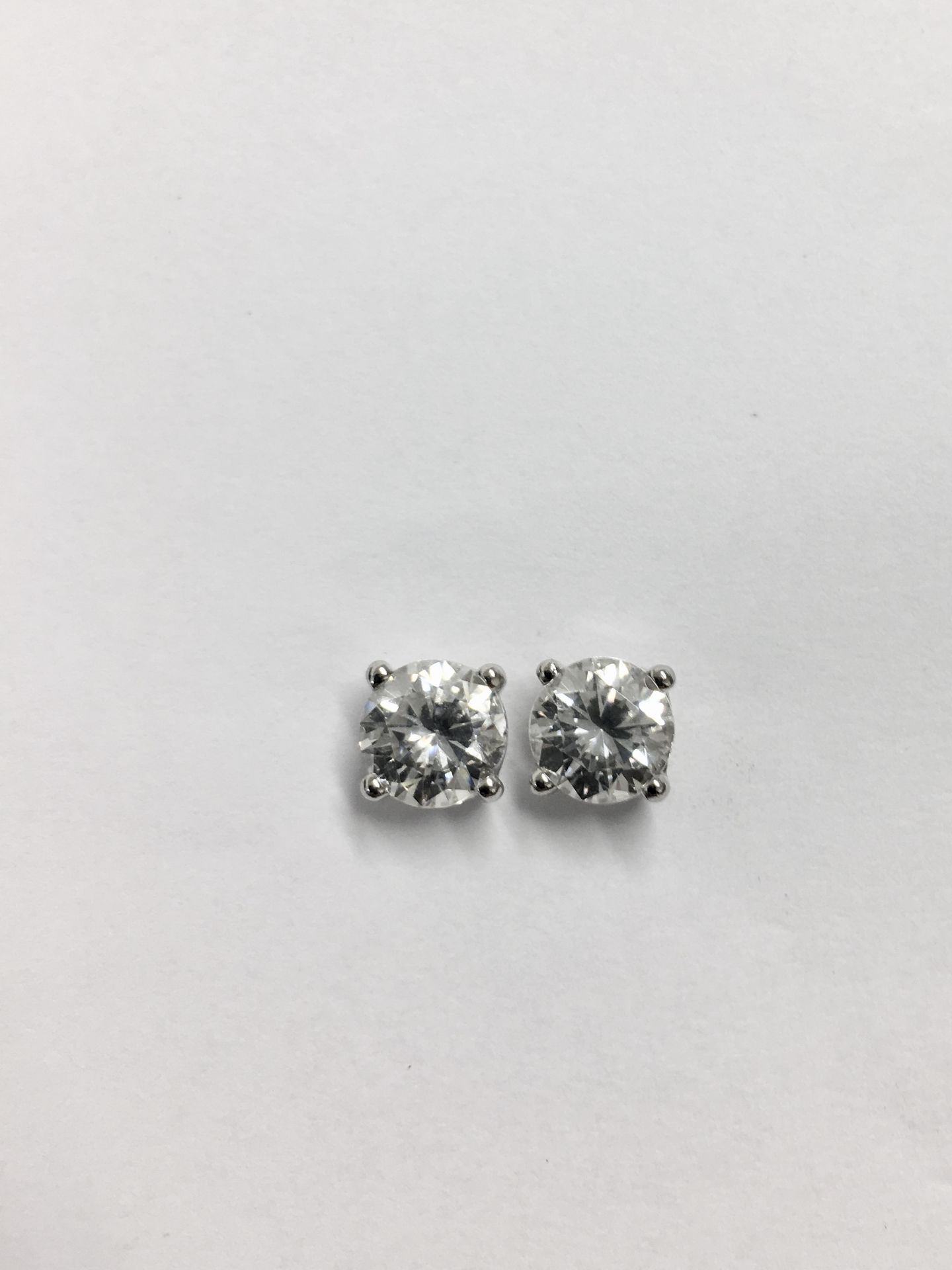 1.20ct diamond solitaire earrings set in 18ct white gold. 2 x brilliant cut diamonds, 0.60ct ( - Bild 3 aus 3