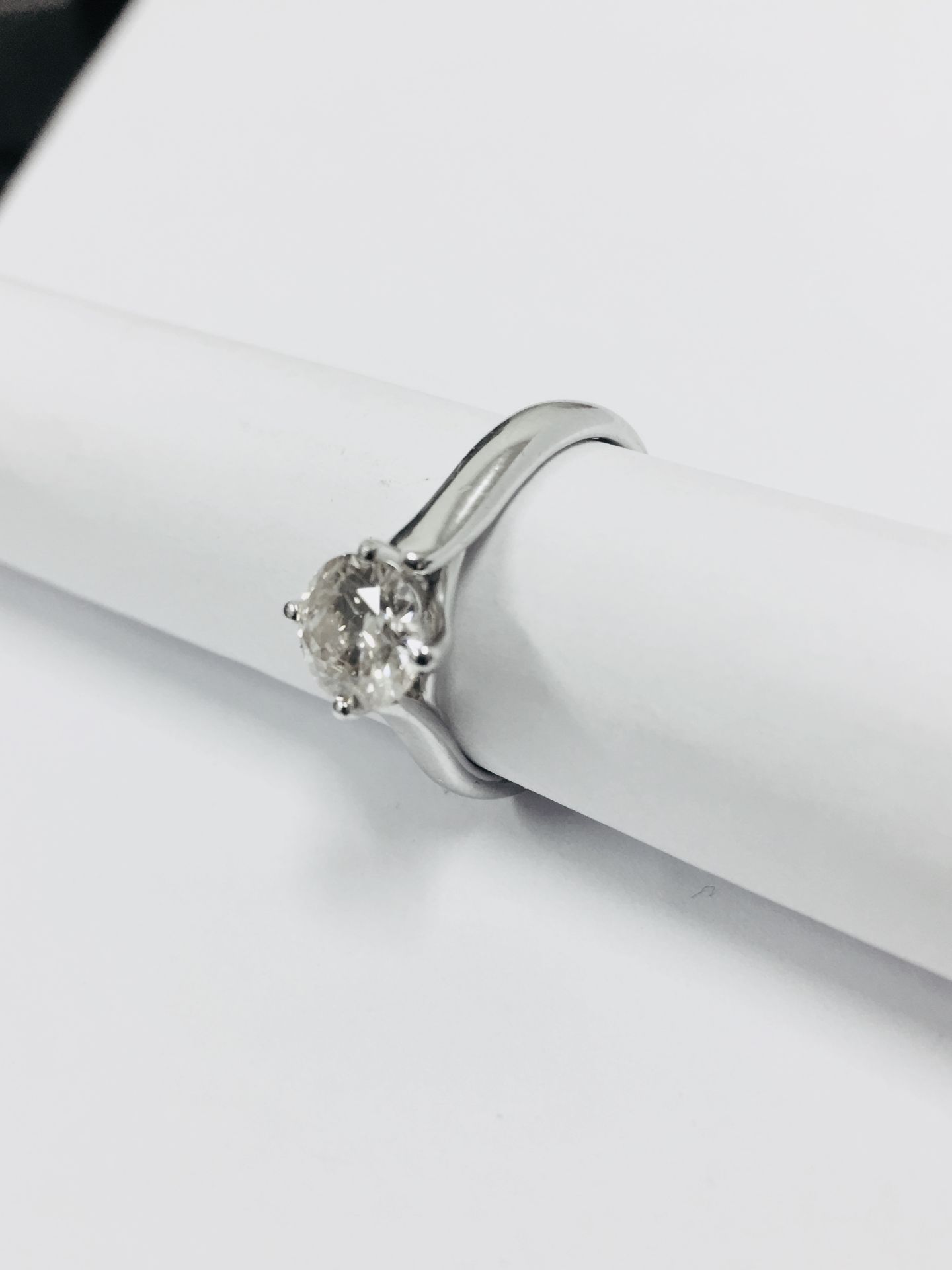 1.09ct diamond solitaire ring set in 18ct gold. Brilliant cut diamond G colour and SI2 clarity. ( - Bild 6 aus 6