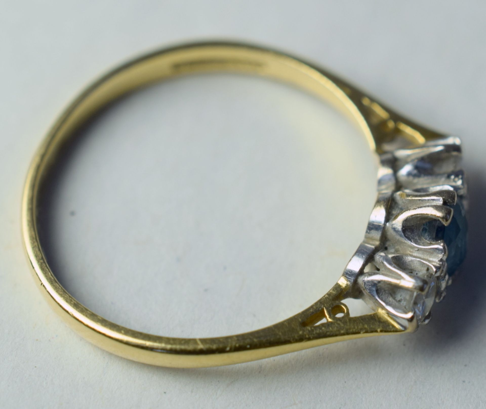 18ct Gold Ring With Oval Aquamarine And Two Diamonds - Image 3 of 3