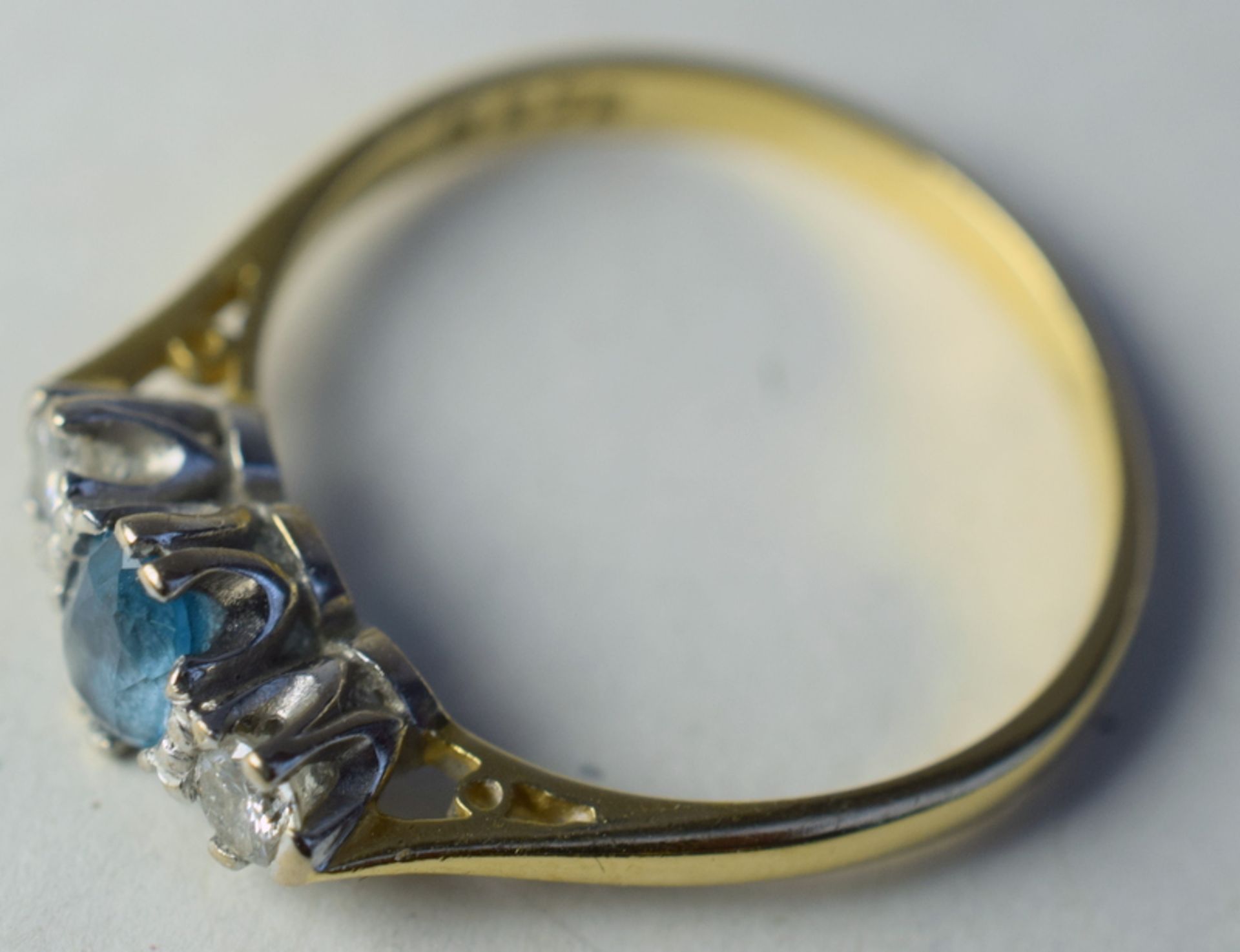 18ct Gold Ring With Oval Aquamarine And Two Diamonds - Image 2 of 3