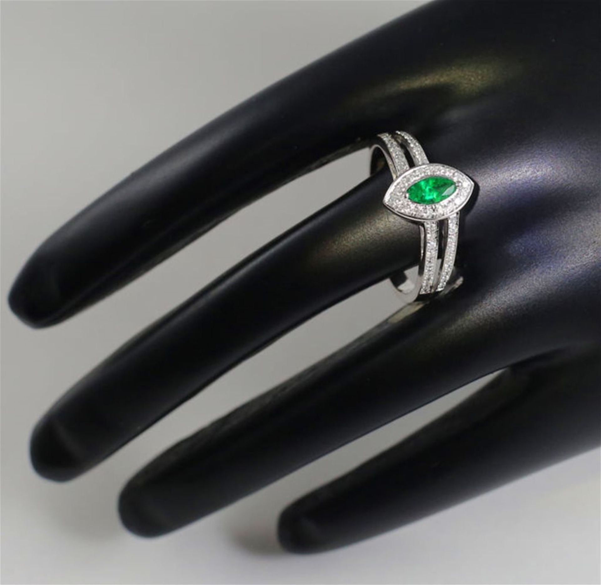 18 K / 750 White Gold Emerald and Diamond Ring - Image 2 of 6