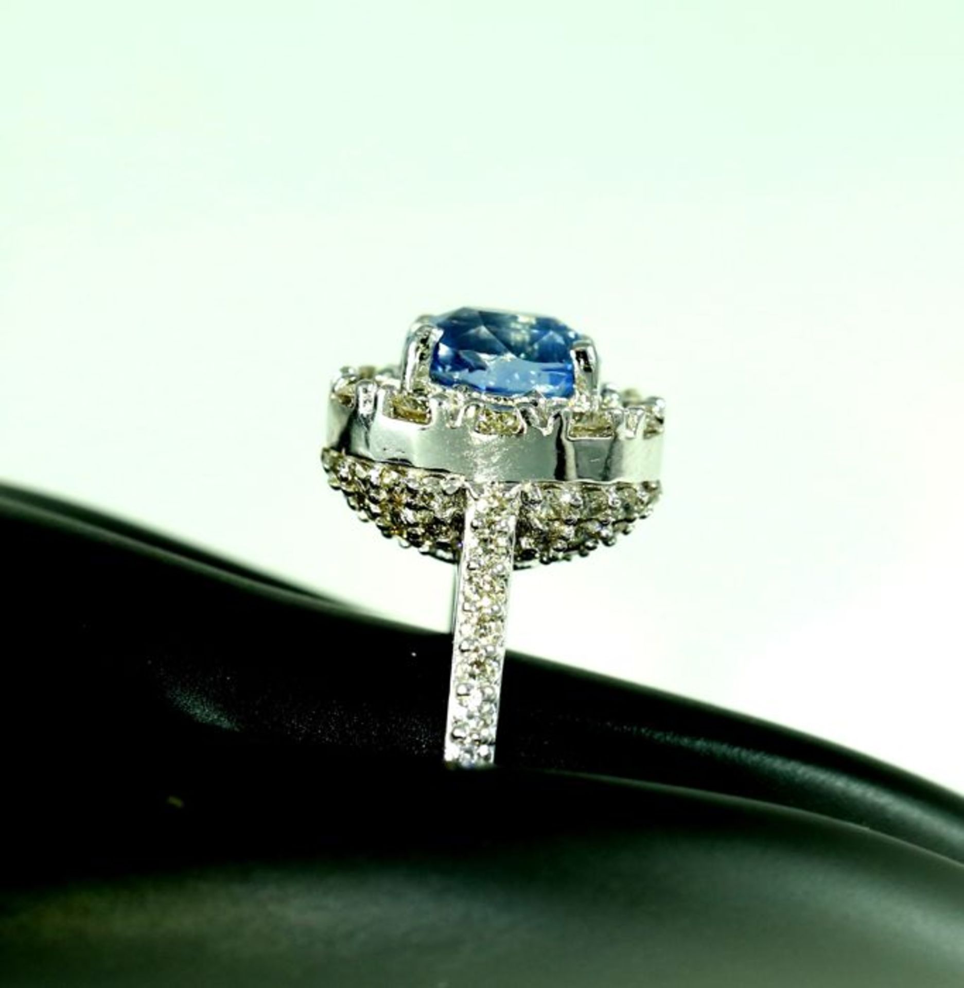 14 K / 585 White Gold Blue Sapphire (IGI certified) and Diamond Ring - Image 7 of 10