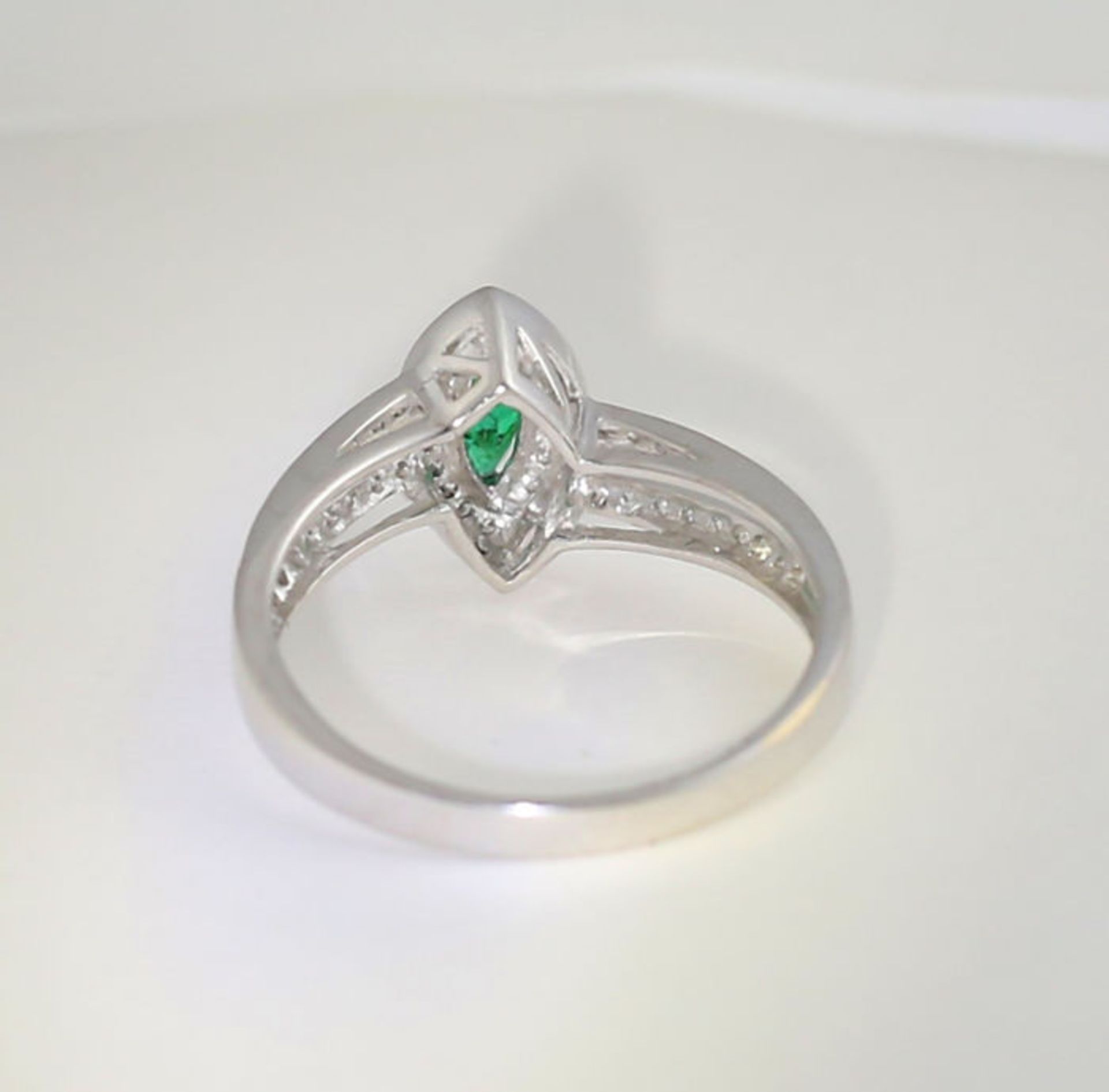 18 K / 750 White Gold Emerald and Diamond Ring - Image 6 of 6