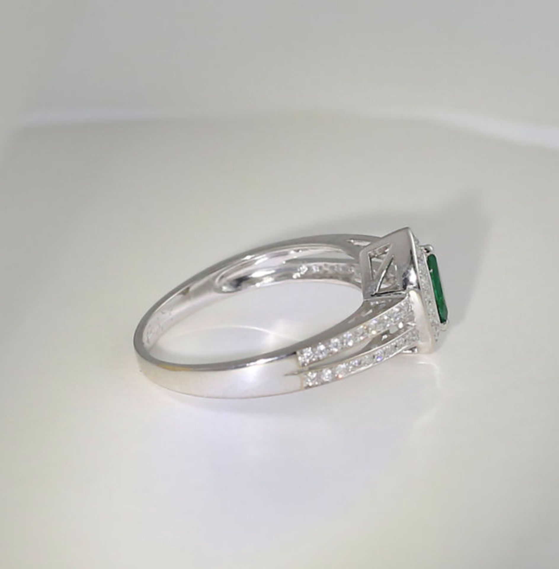 18 K / 750 White Gold Emerald and Diamond Ring - Image 5 of 6