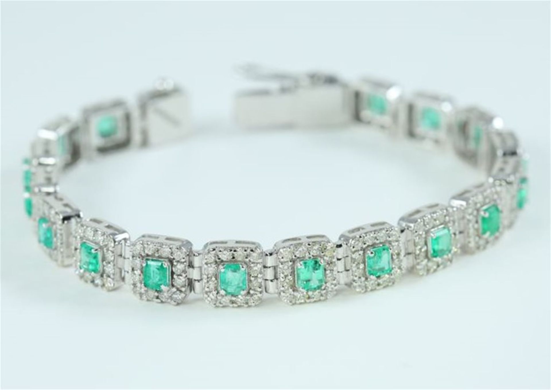 IGI Certified 14 K / 585 White Gold Colombian Emerald and Diamond Bracelet - Image 3 of 10