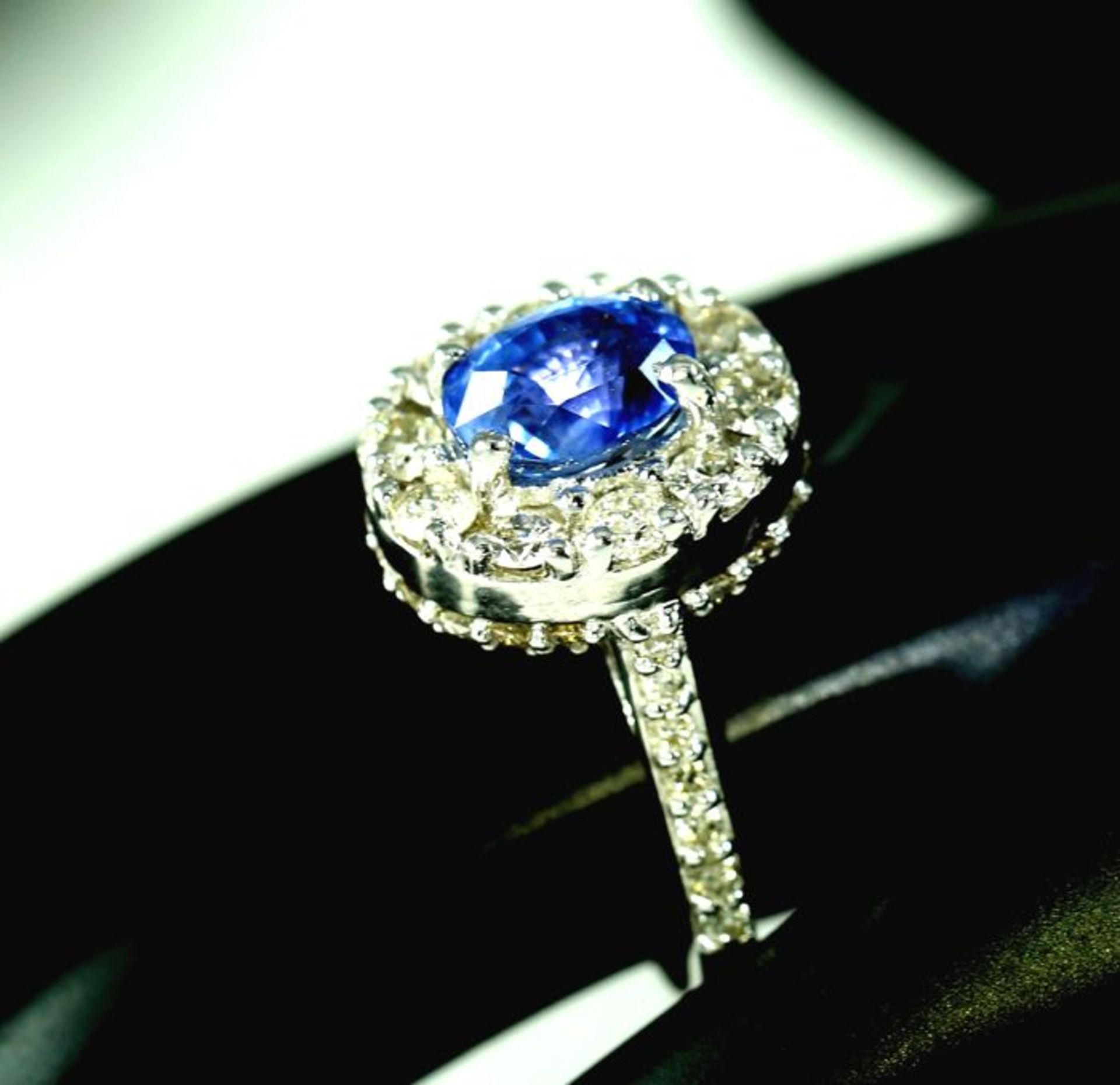 14 K / 585 White Gold Blue Sapphire (IGI certified) and Diamond Ring - Image 5 of 10
