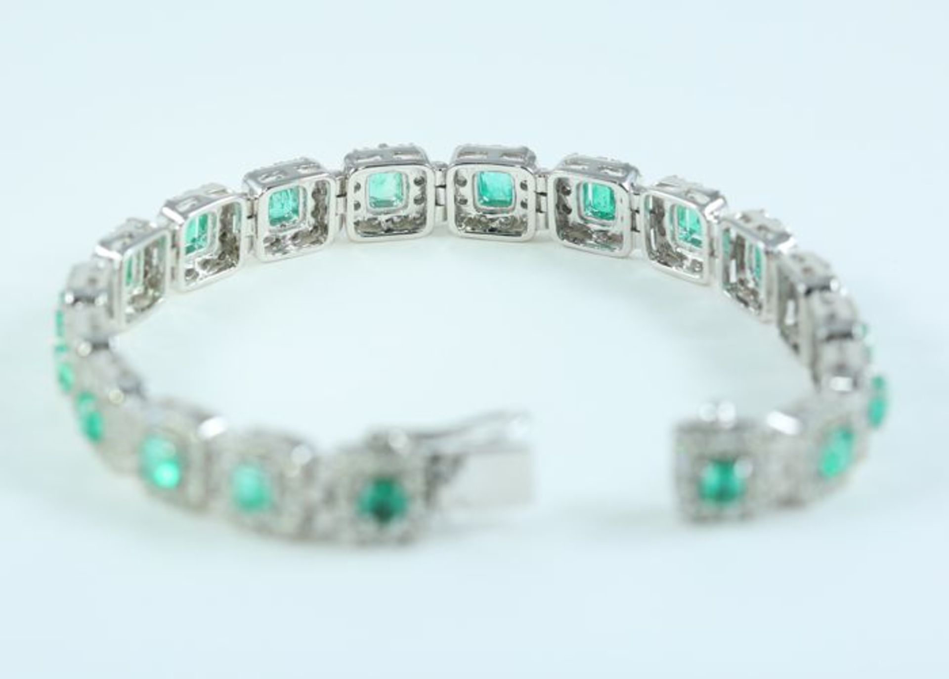 IGI Certified 14 K / 585 White Gold Colombian Emerald and Diamond Bracelet - Image 6 of 10