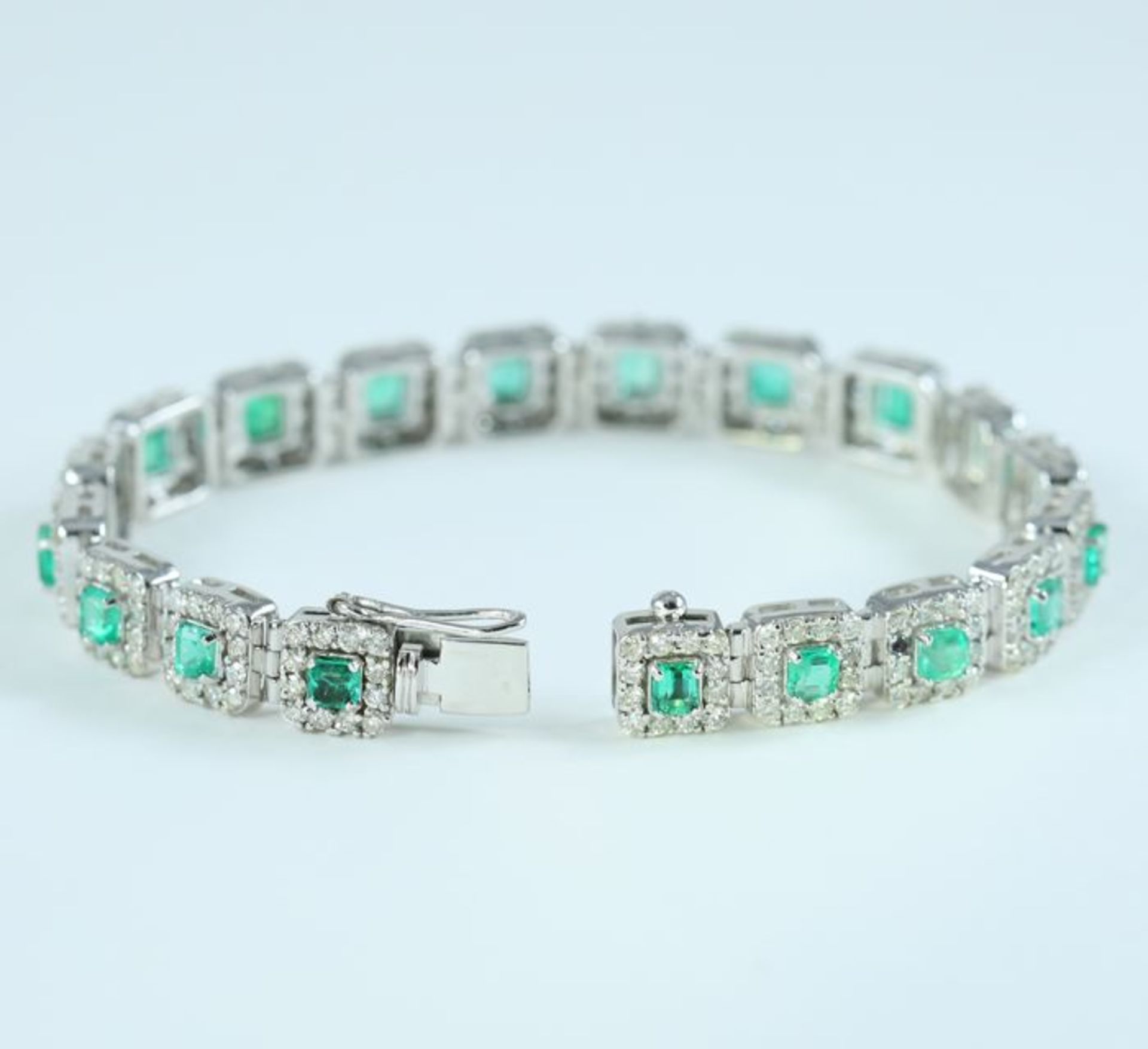 IGI Certified 14 K / 585 White Gold Colombian Emerald and Diamond Bracelet - Image 10 of 10