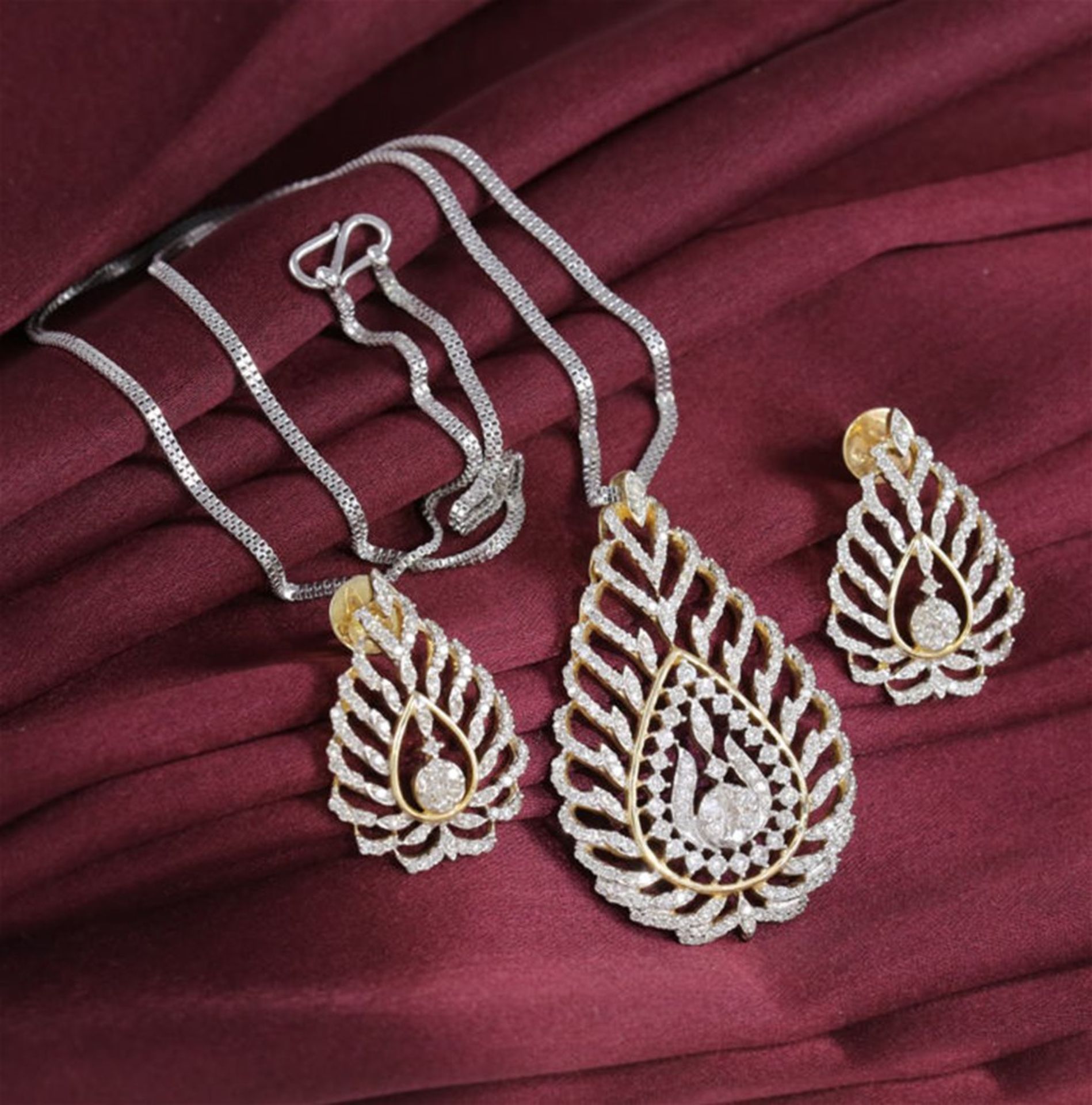 IGI Certified 14K Yellow Gold, Diamond Pendant with matching Chandelier Earrings - Image 4 of 8