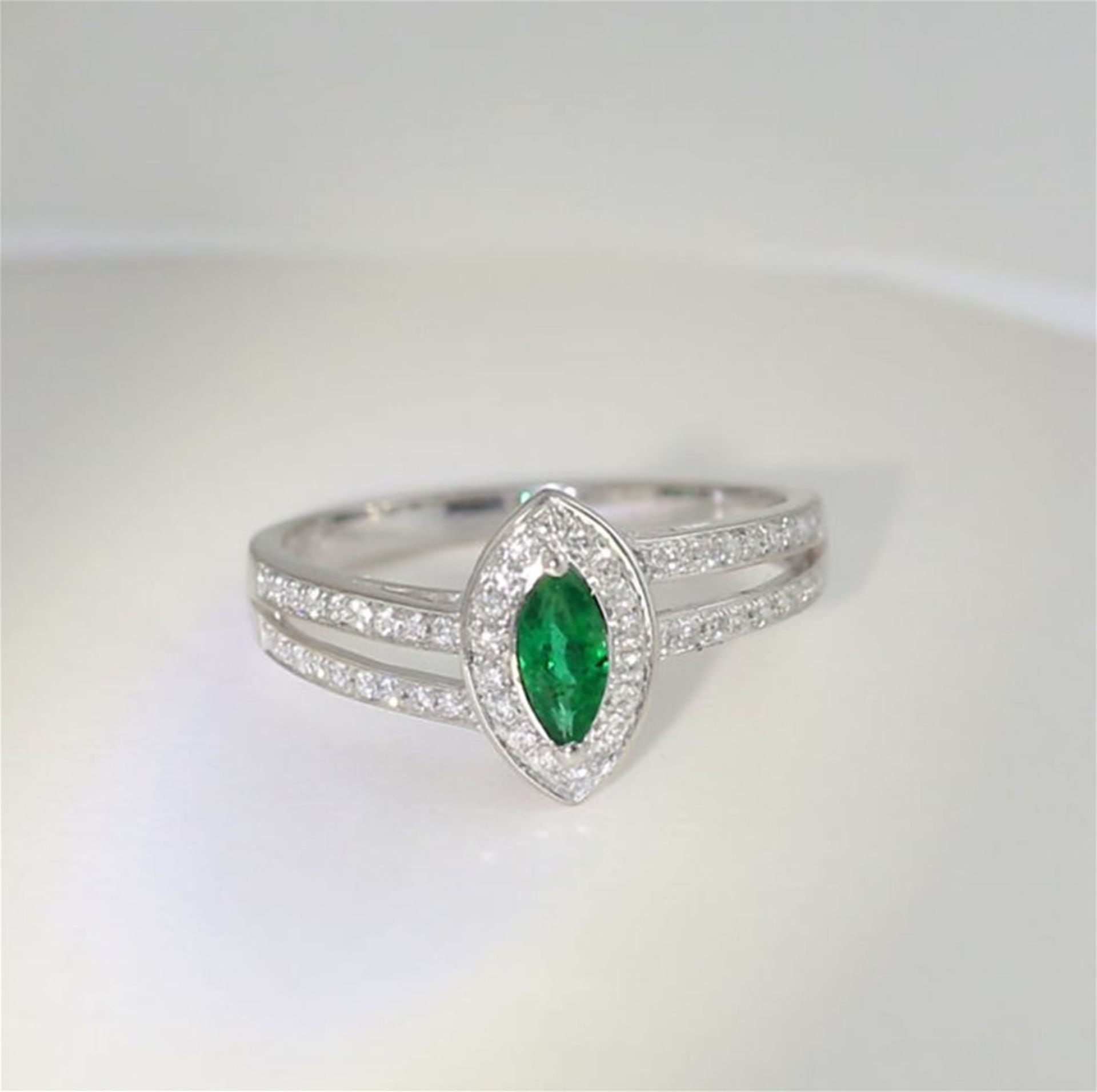 18 K / 750 White Gold Emerald and Diamond Ring