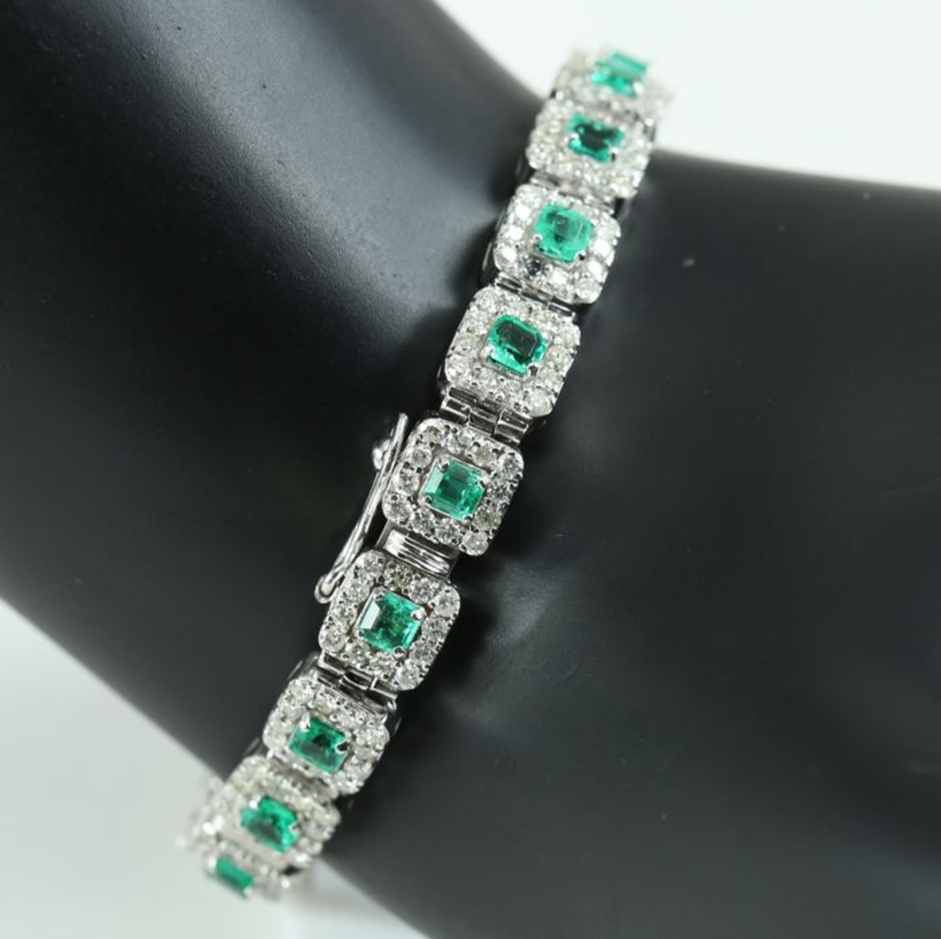 IGI Certified 14 K / 585 White Gold Colombian Emerald and Diamond Bracelet - Image 7 of 10