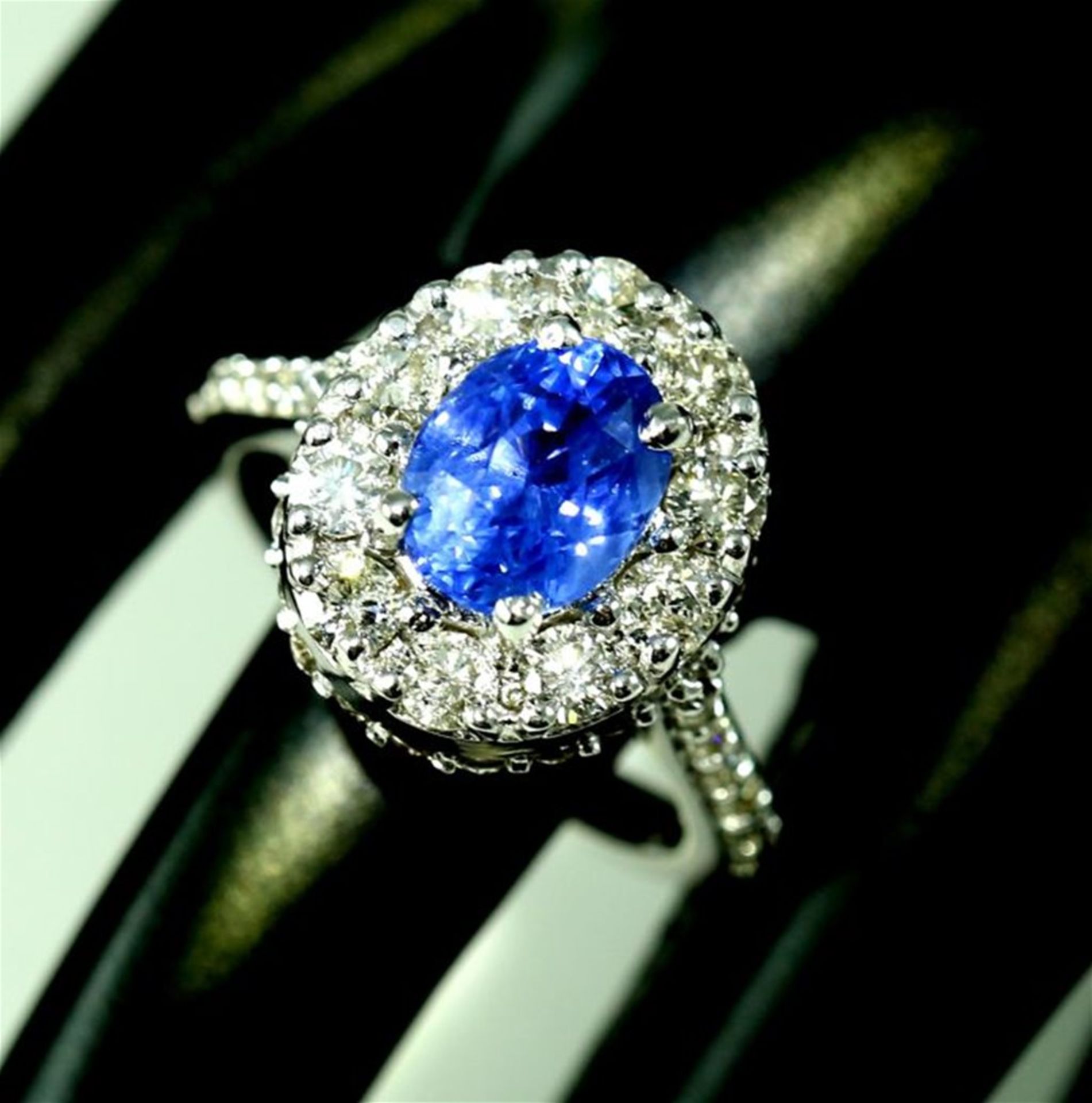 14 K / 585 White Gold Blue Sapphire (IGI certified) and Diamond Ring - Image 4 of 10