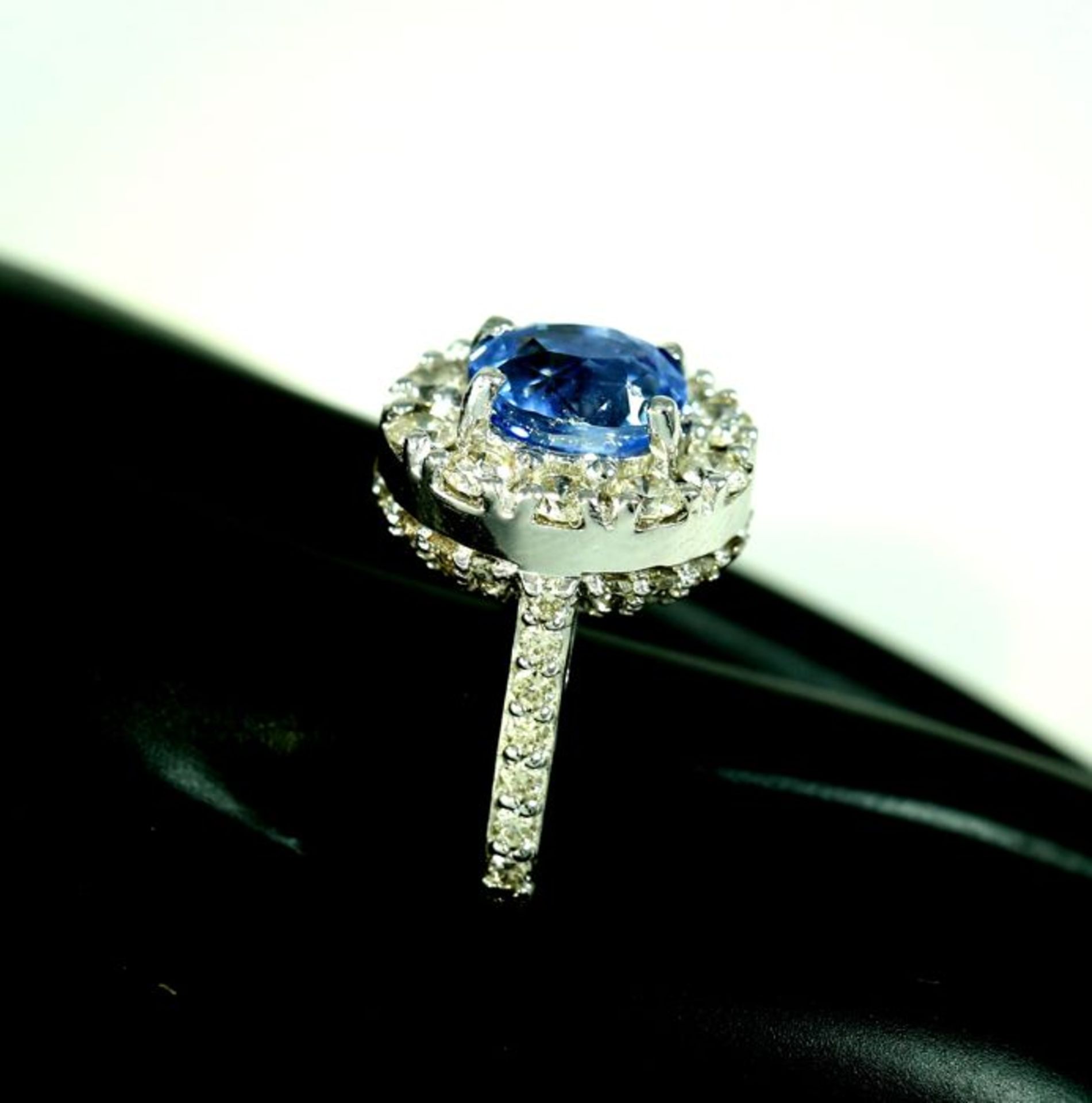14 K / 585 White Gold Blue Sapphire (IGI certified) and Diamond Ring - Image 9 of 10