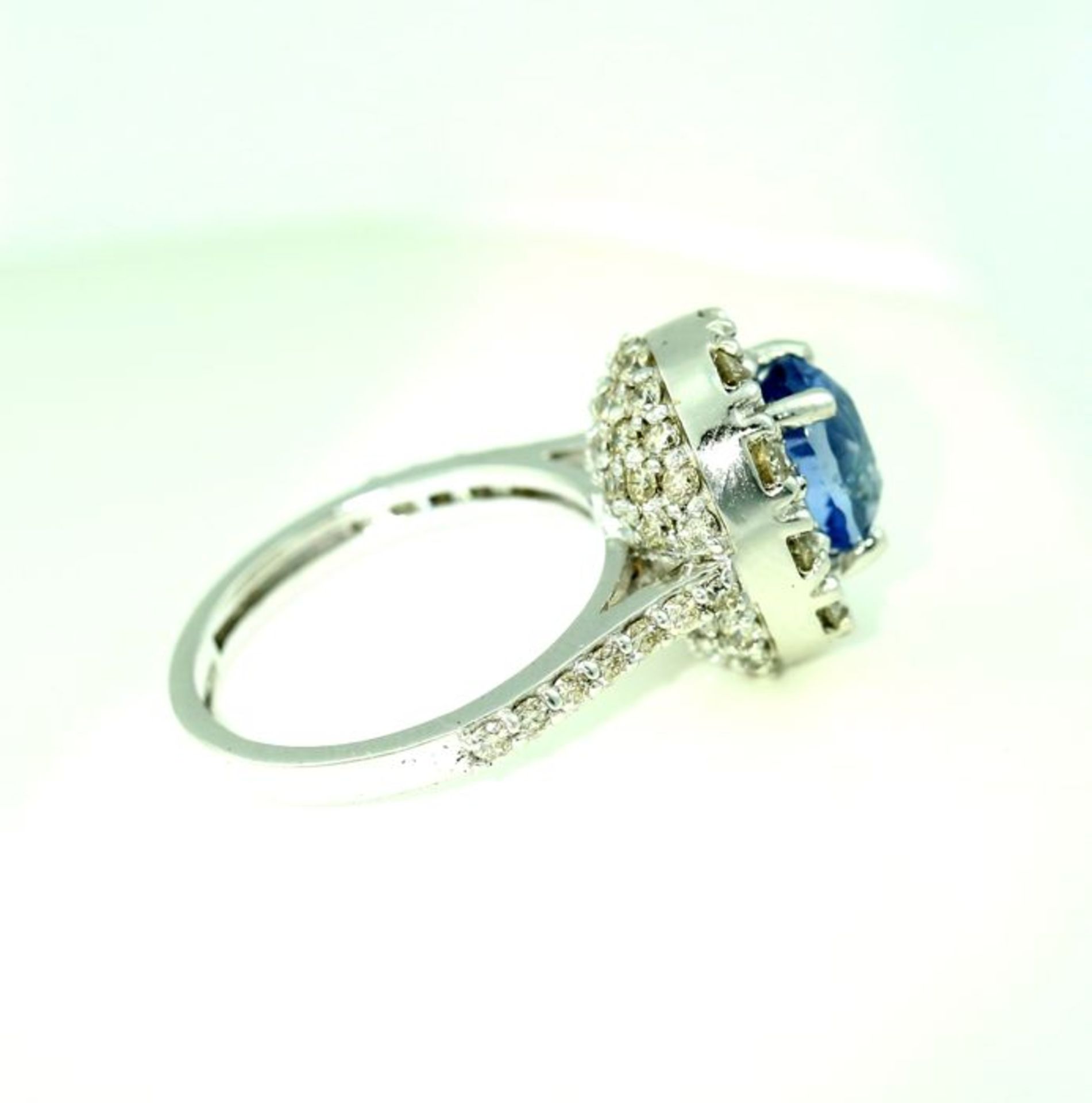14 K / 585 White Gold Blue Sapphire (IGI certified) and Diamond Ring - Image 8 of 10