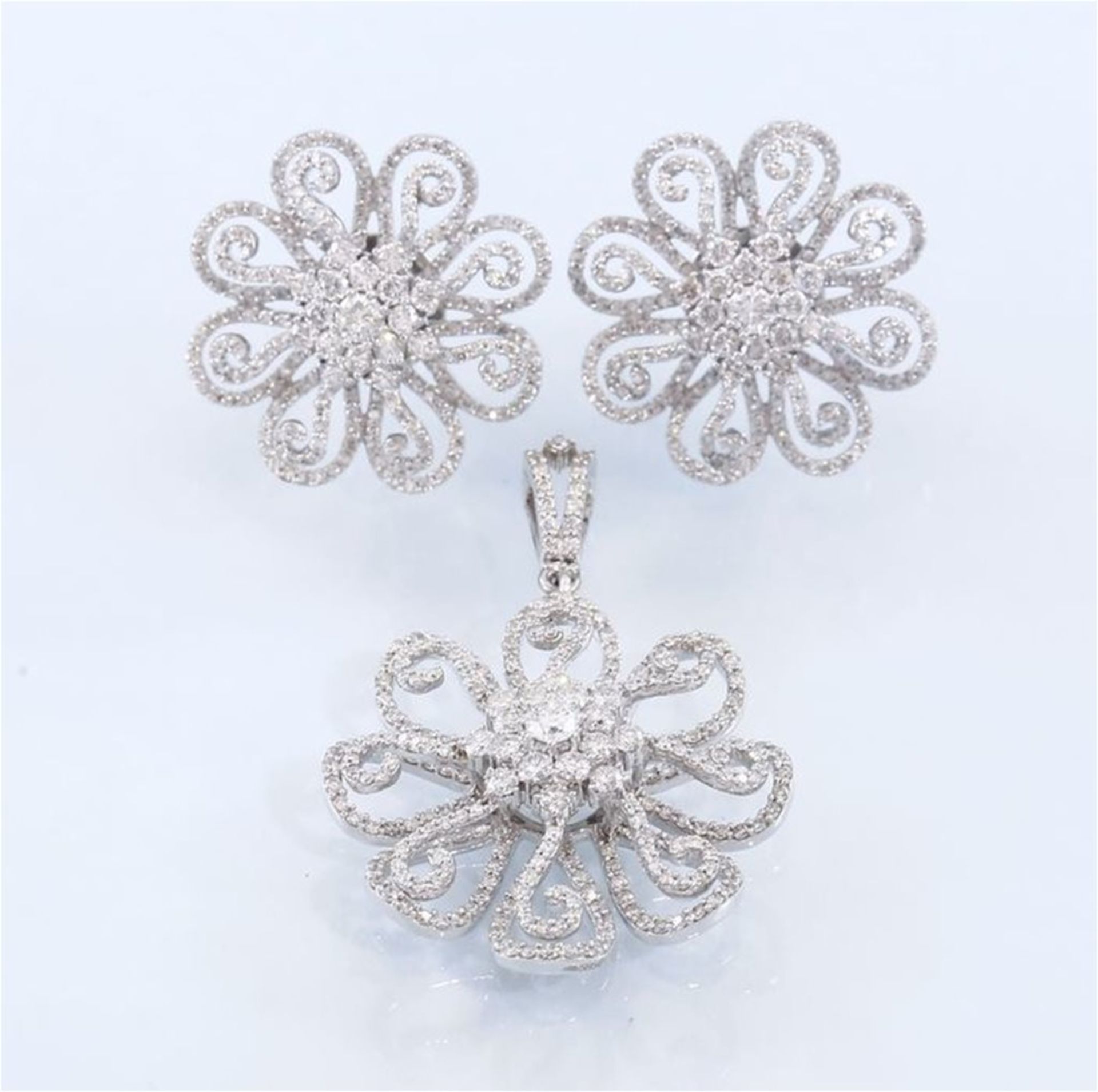 IGI certified 14 K Diamond Pendant Necklace with matching Stud Earrings