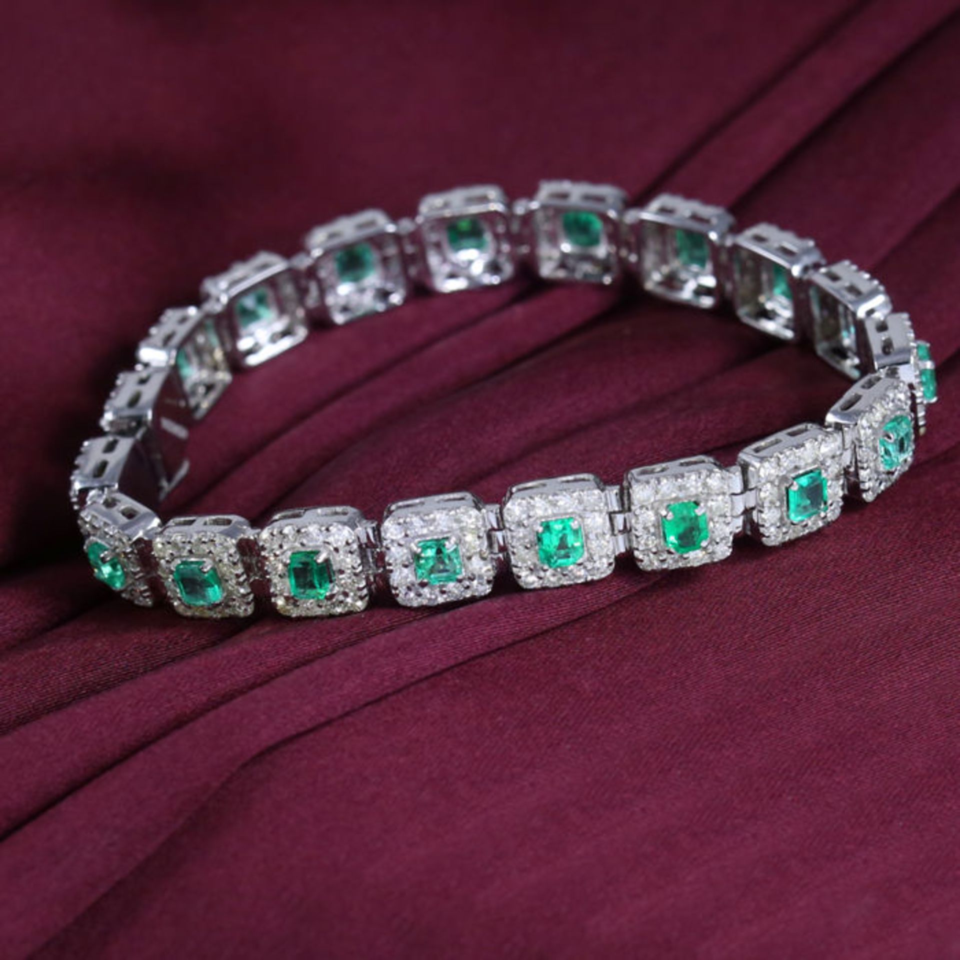 IGI Certified 14 K / 585 White Gold Colombian Emerald and Diamond Bracelet - Image 8 of 10