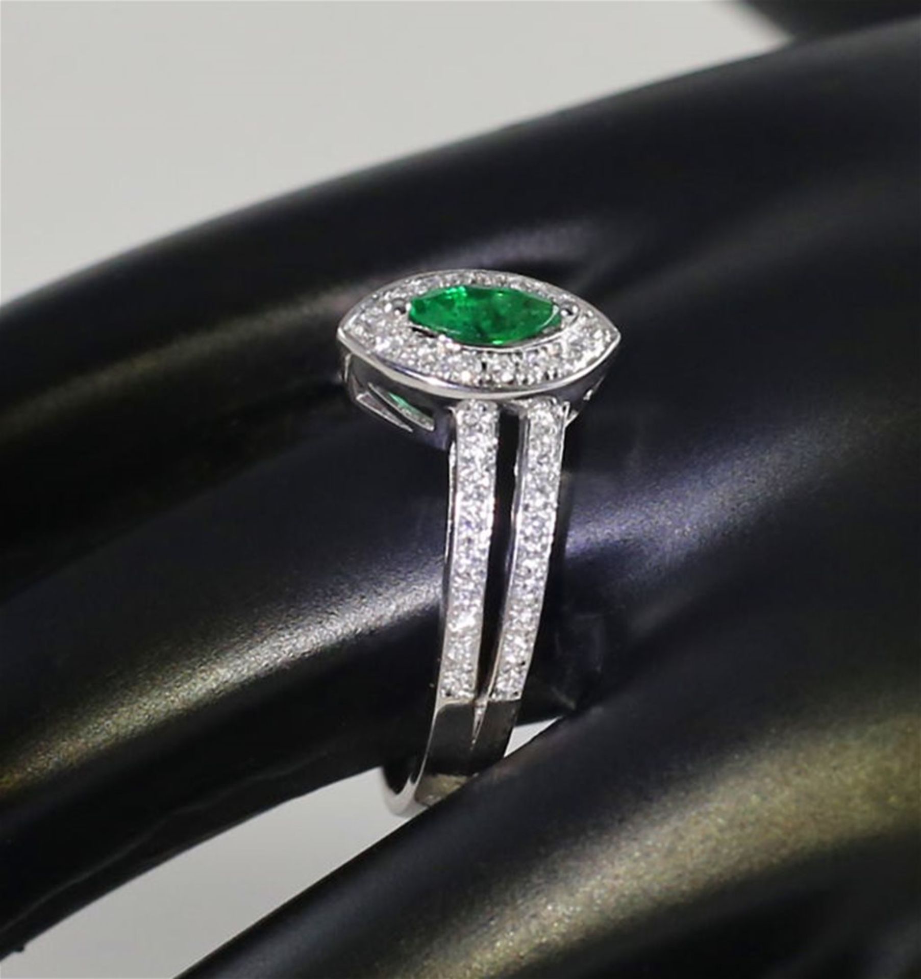 18 K / 750 White Gold Emerald and Diamond Ring - Image 4 of 6