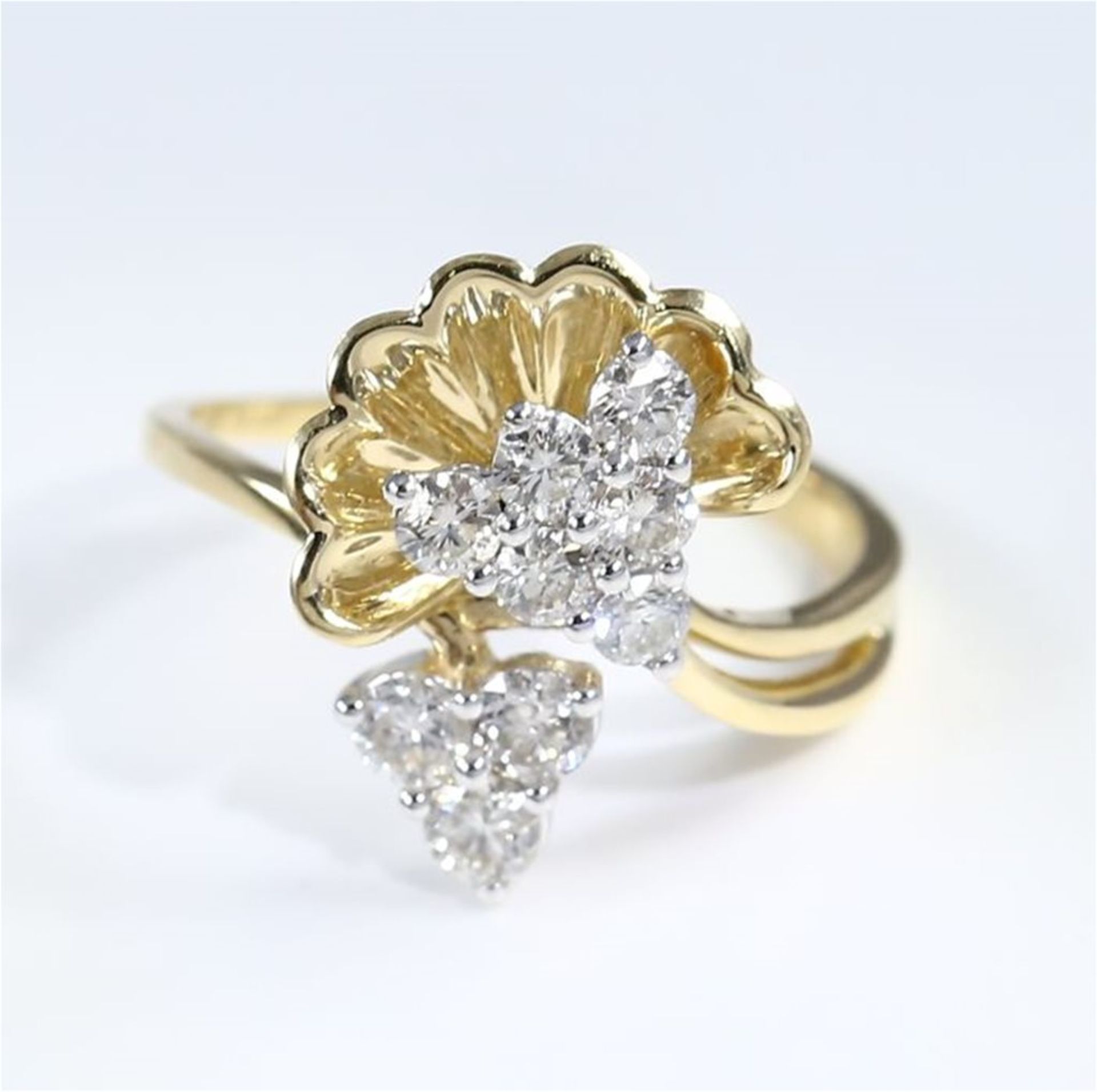 IGI certified 18 K / 750 Yellow gold Designer Diamond Ring