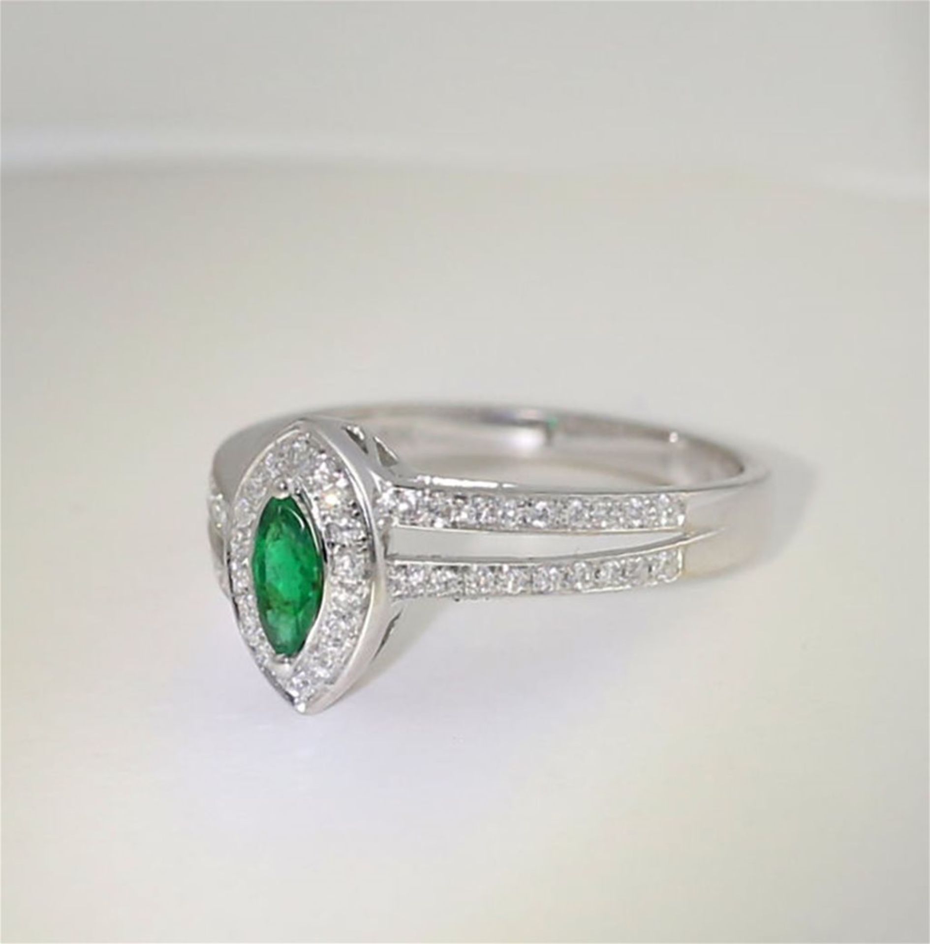 18 K / 750 White Gold Emerald and Diamond Ring - Image 3 of 6