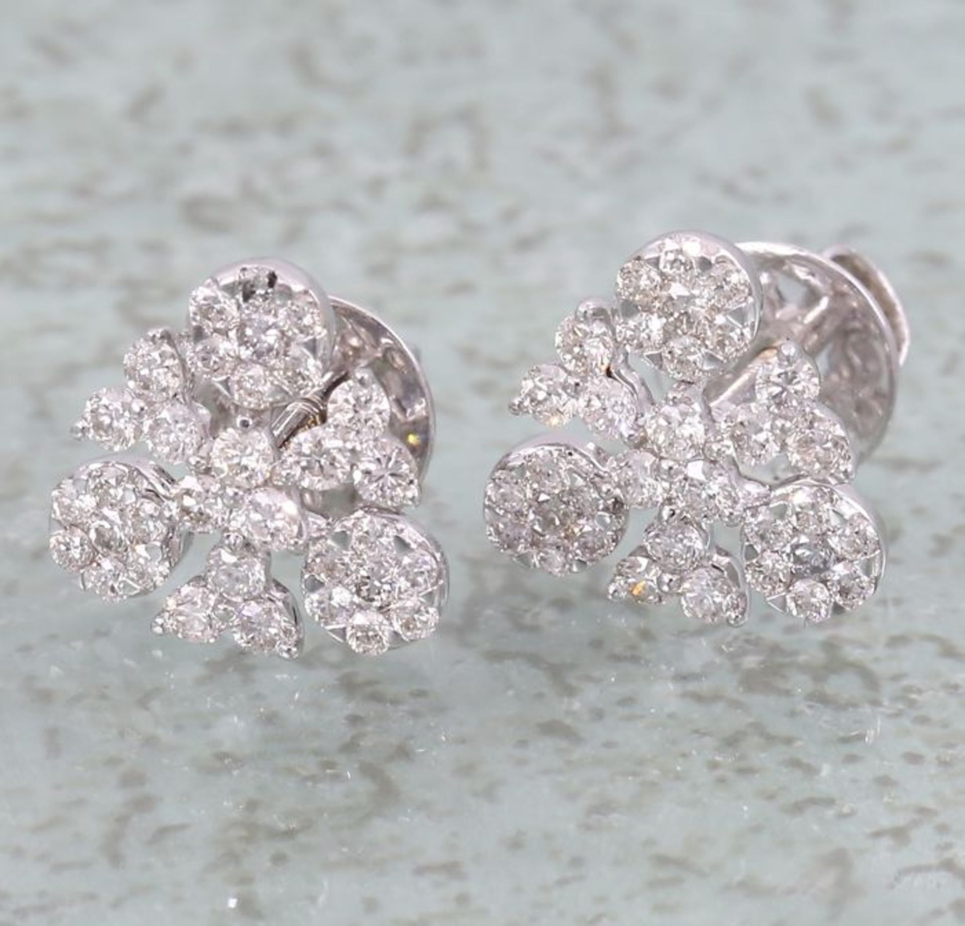 IGI Certified 18 K / 750 White Gold Diamond Earrings - Image 5 of 7