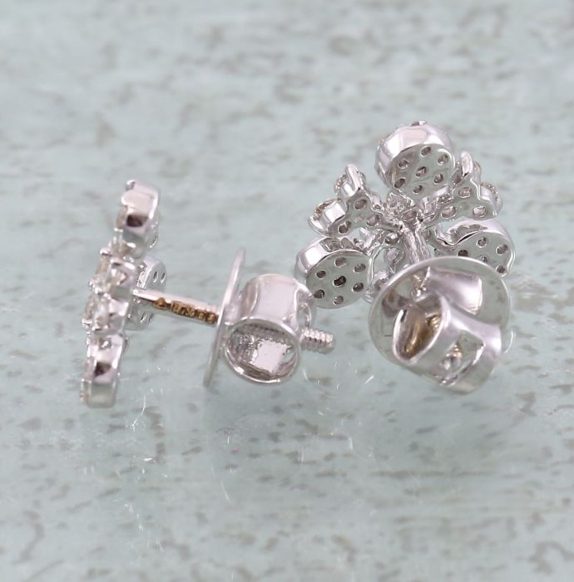 IGI Certified 18 K / 750 White Gold Diamond Earrings - Image 7 of 7