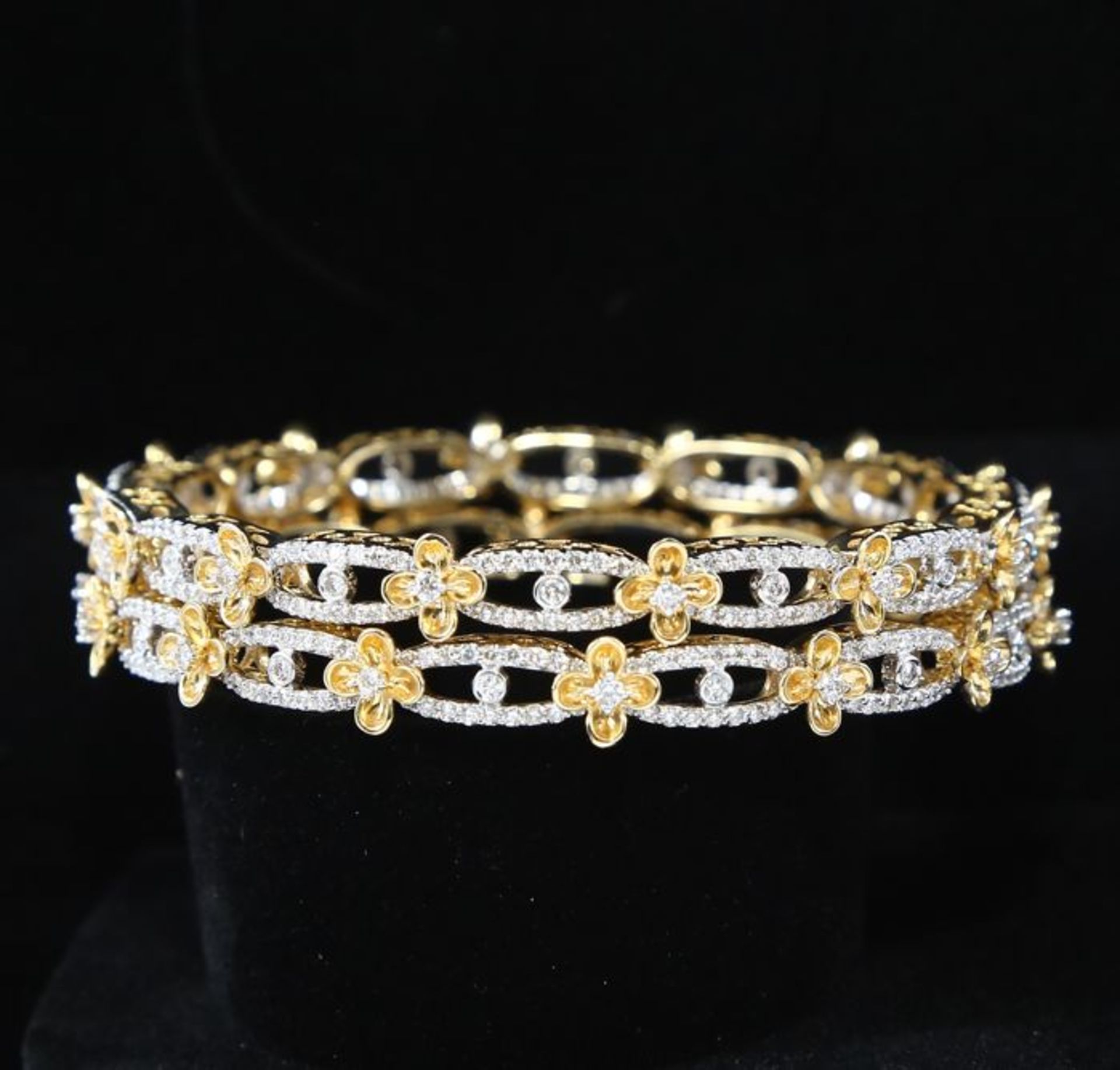IGI Certified 14 K / 585 Yellow Gold Designer Diamond Bangle Pair - Image 6 of 9