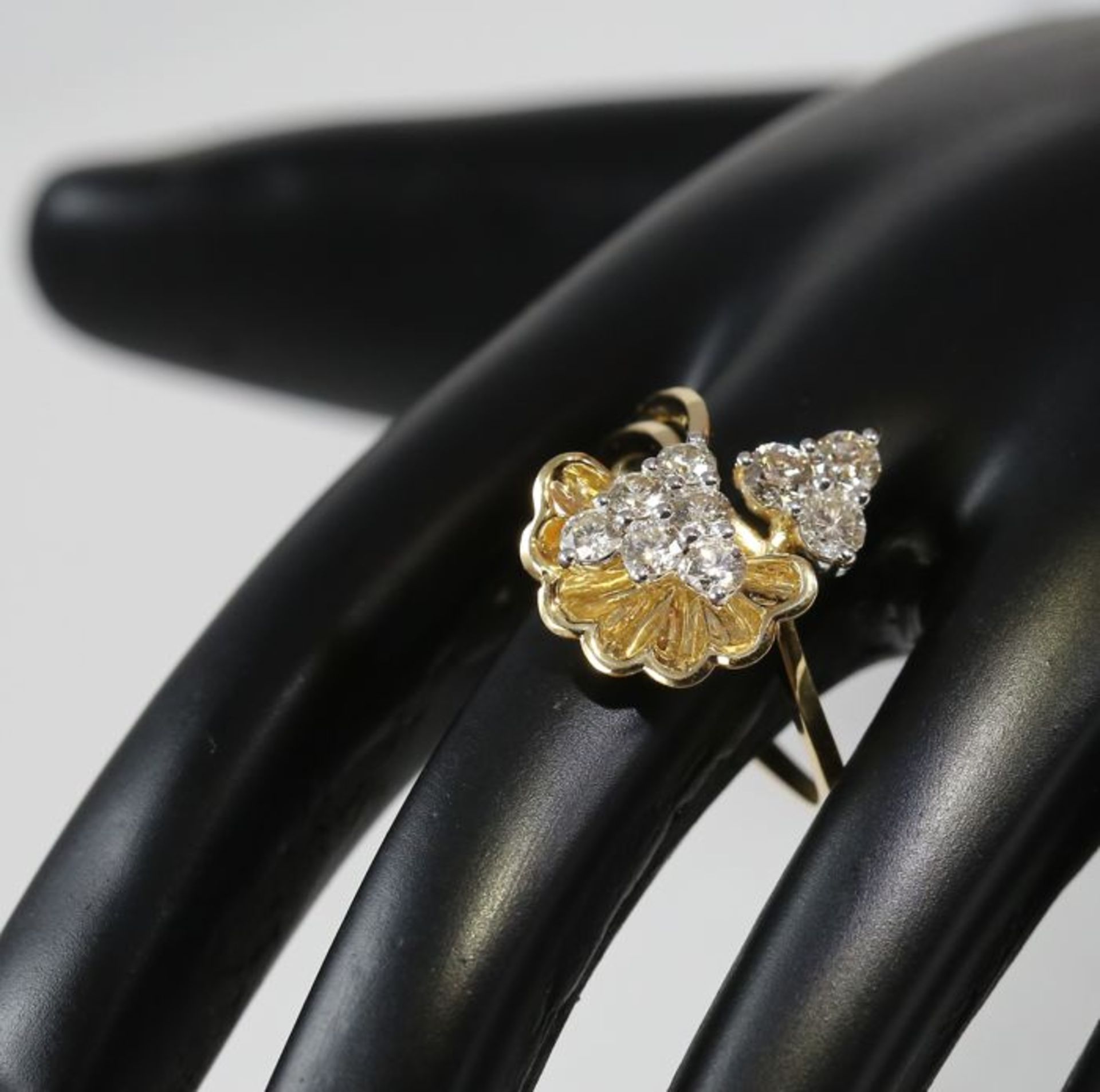 IGI certified 18 K / 750 Yellow gold Designer Diamond Ring - Image 7 of 9