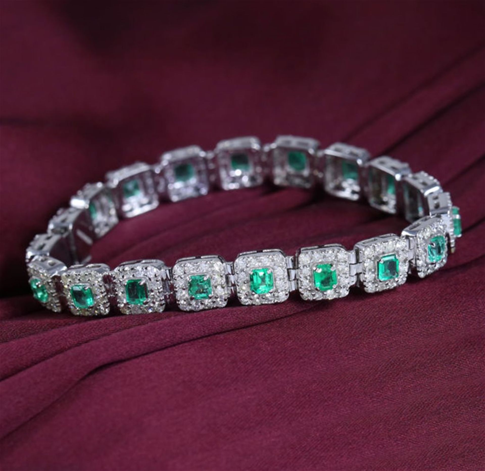 IGI Certified 14 K / 585 White Gold Colombian Emerald and Diamond Bracelet - Image 4 of 10