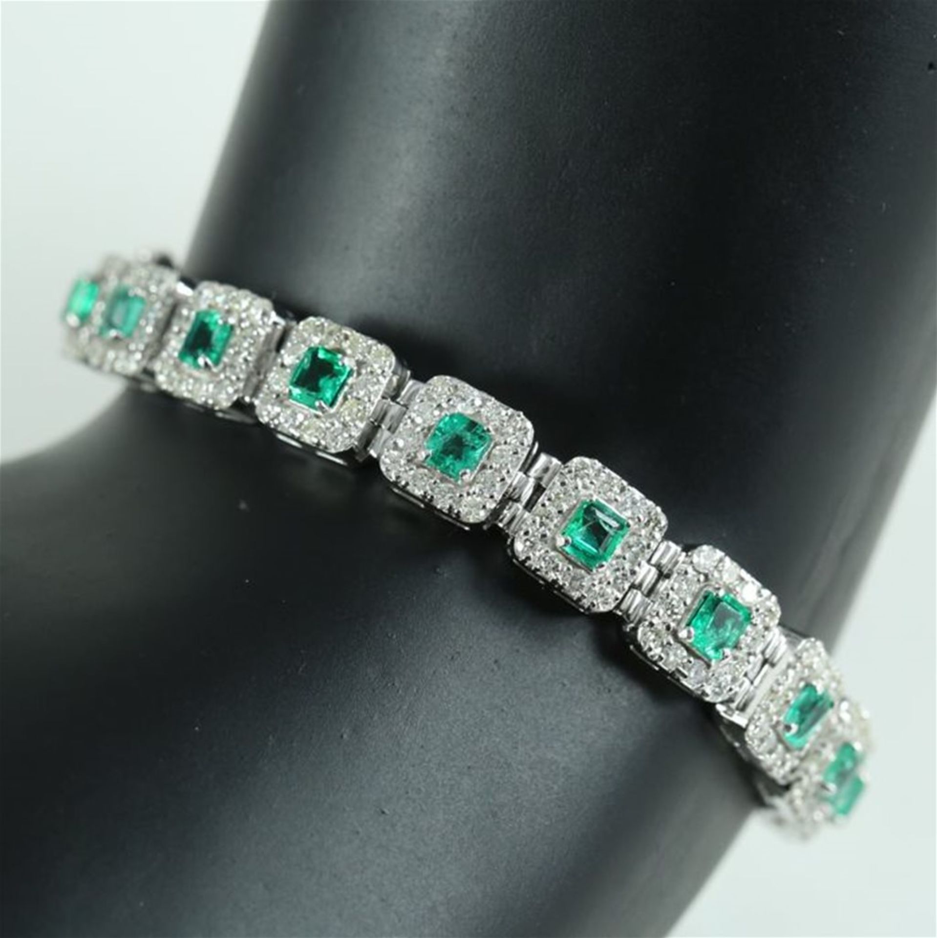 IGI Certified 14 K / 585 White Gold Colombian Emerald and Diamond Bracelet