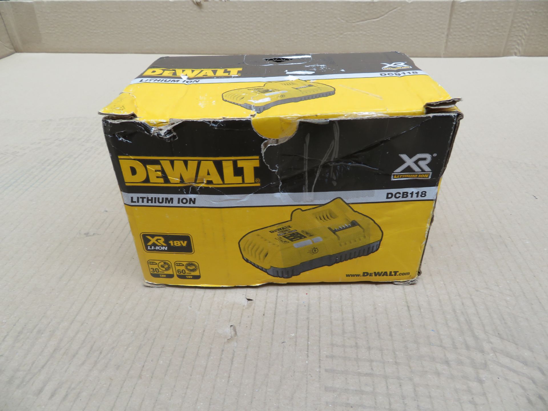 (A22) Dewalt Dcb118-Gb Xr Multi-Voltage Fast Charger- New Condition, Slightly Tatty Box. - Bild 2 aus 4