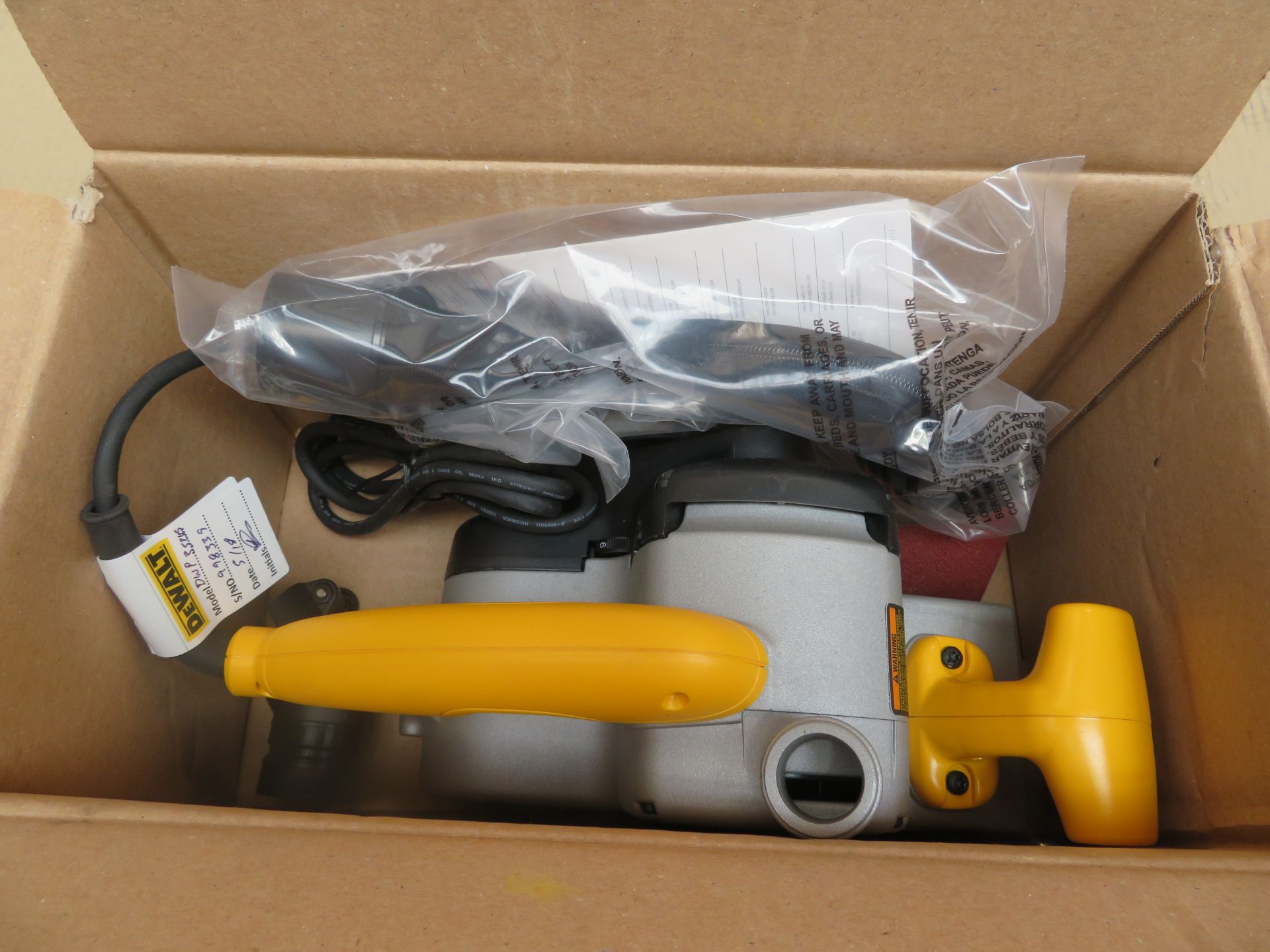 (A17) Dewalt Dwp352Vs-Gb 3" Belt Sander 240V - New Condition, Slightly Tatty Box. - Bild 3 aus 5